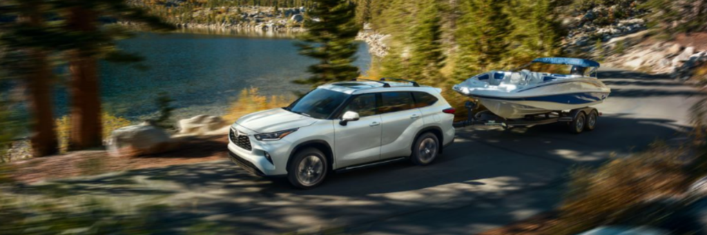 Cruising Toyota Highlander while towing a boat