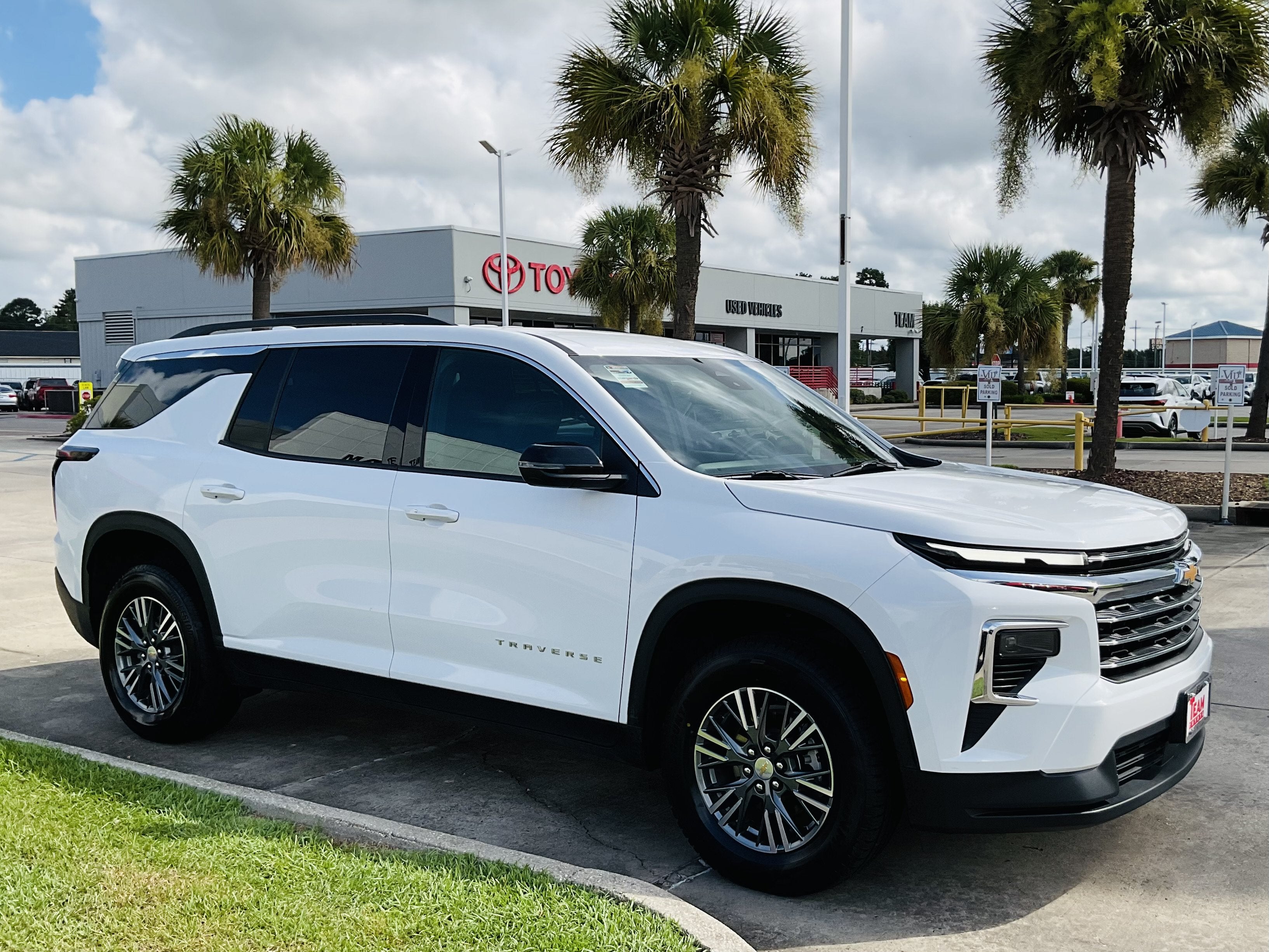 2026 Chevrolet Traverse FWD LT