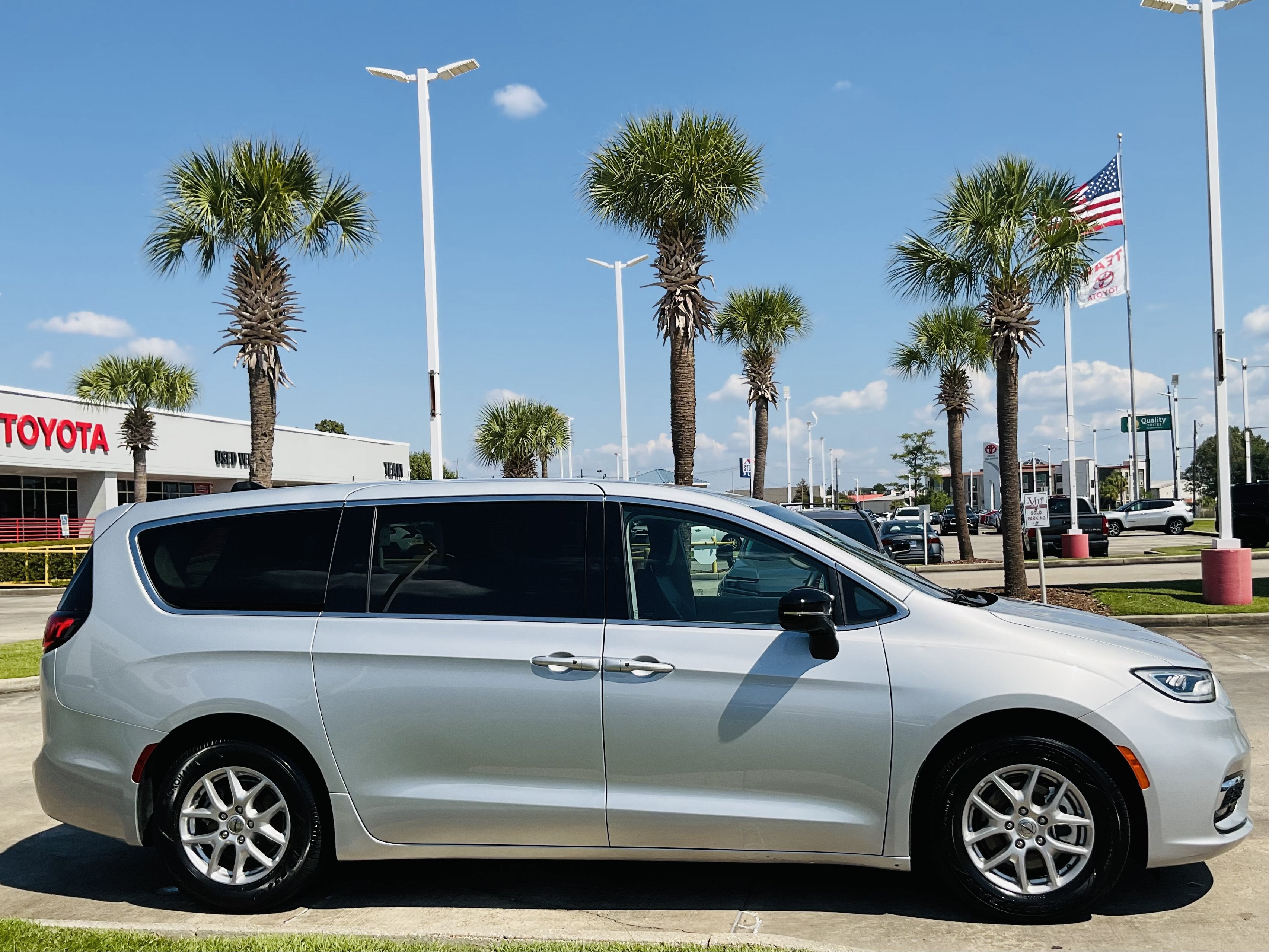 2024 Chrysler Pacifica Touring L