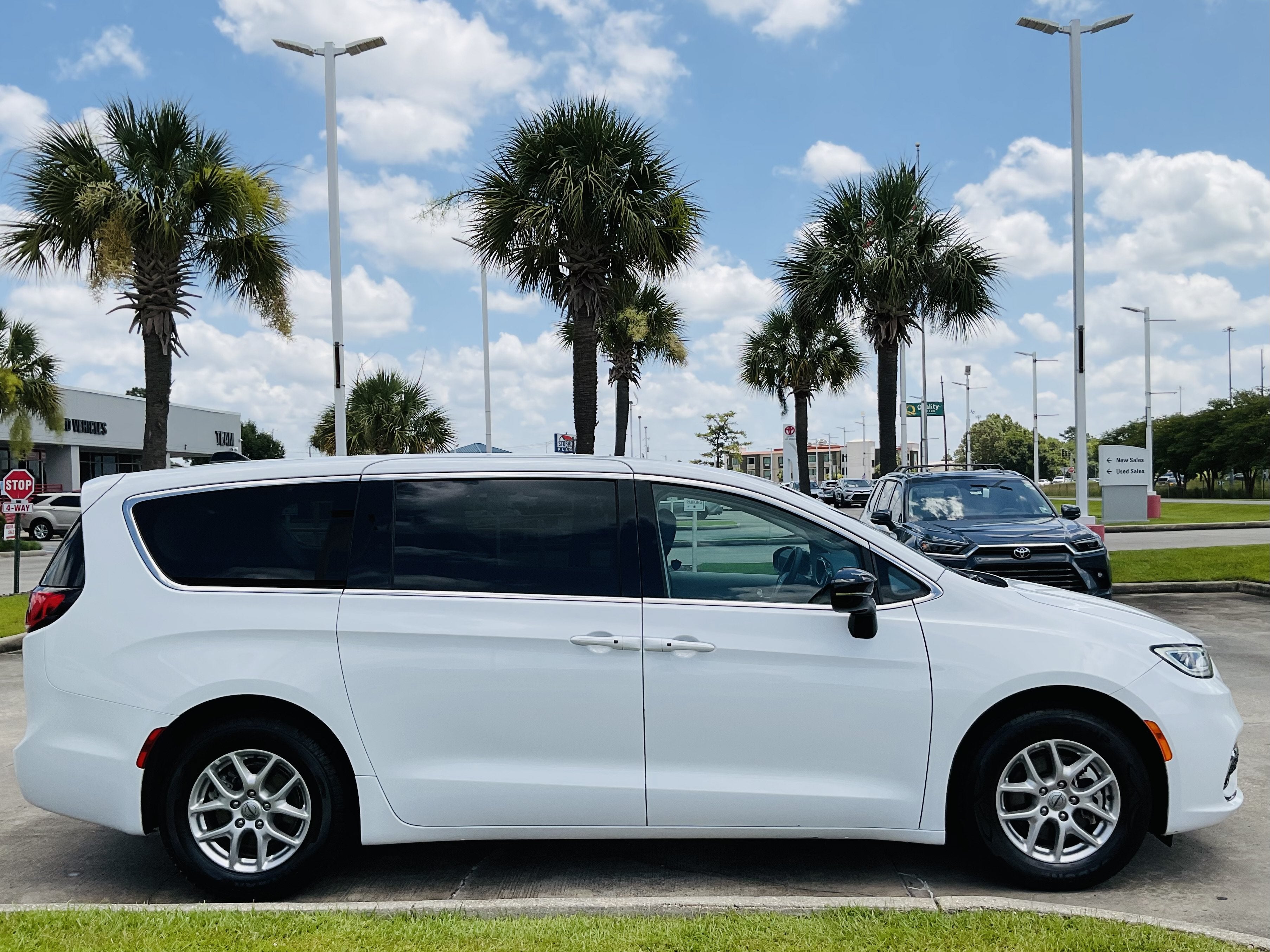 2024 Chrysler Pacifica Touring L