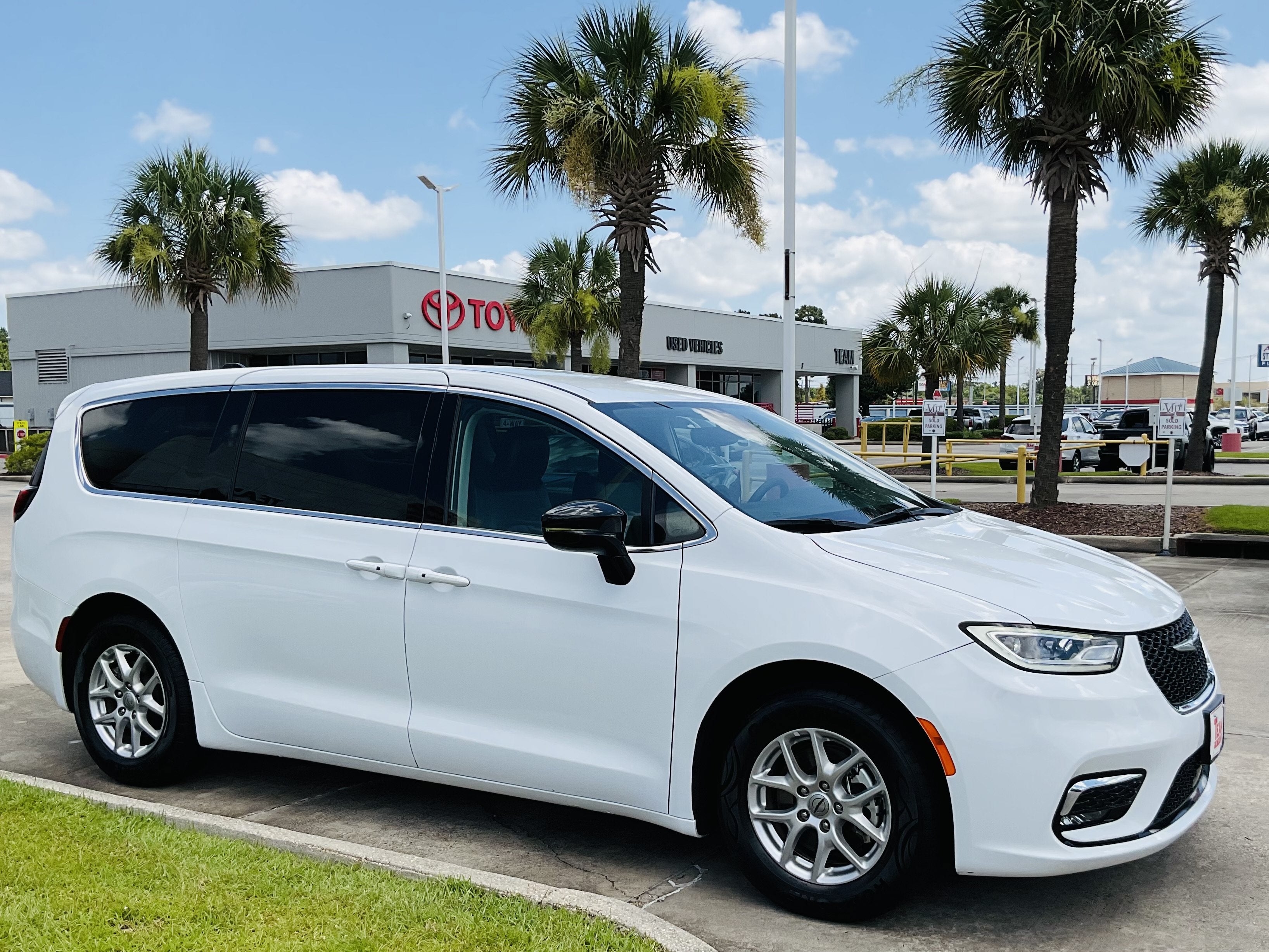 2024 Chrysler Pacifica Touring L
