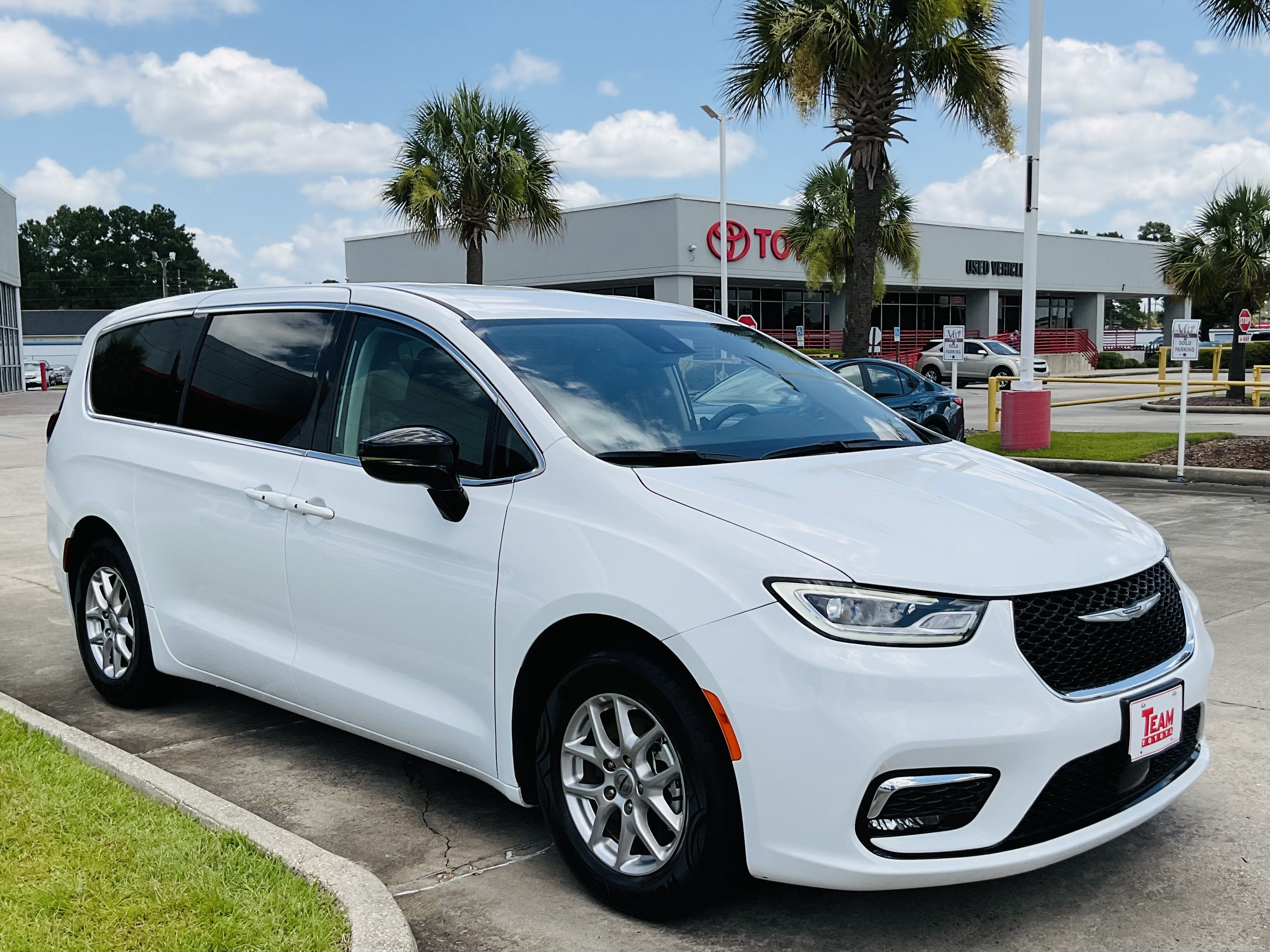 2024 Chrysler Pacifica Touring L