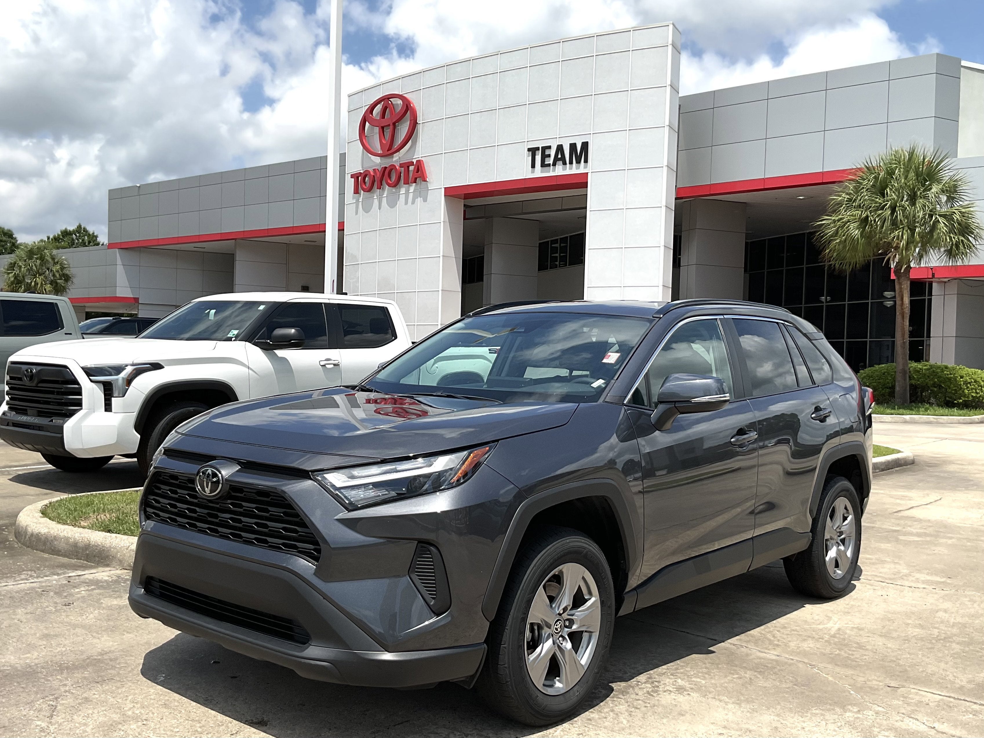 2025 Toyota RAV4 XLE FWD's photo