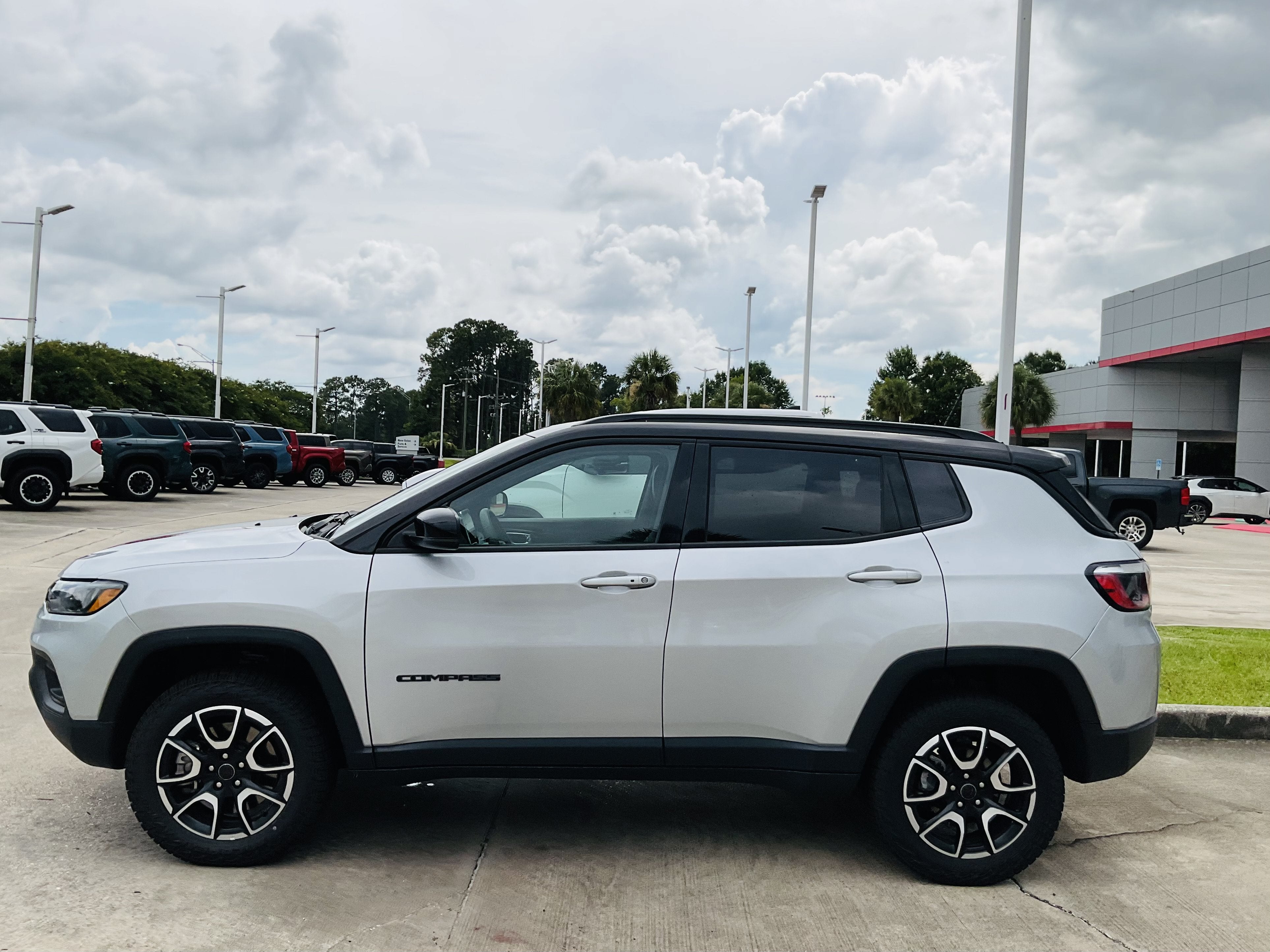 2025 Jeep Compass Trailhawk - Photo 2