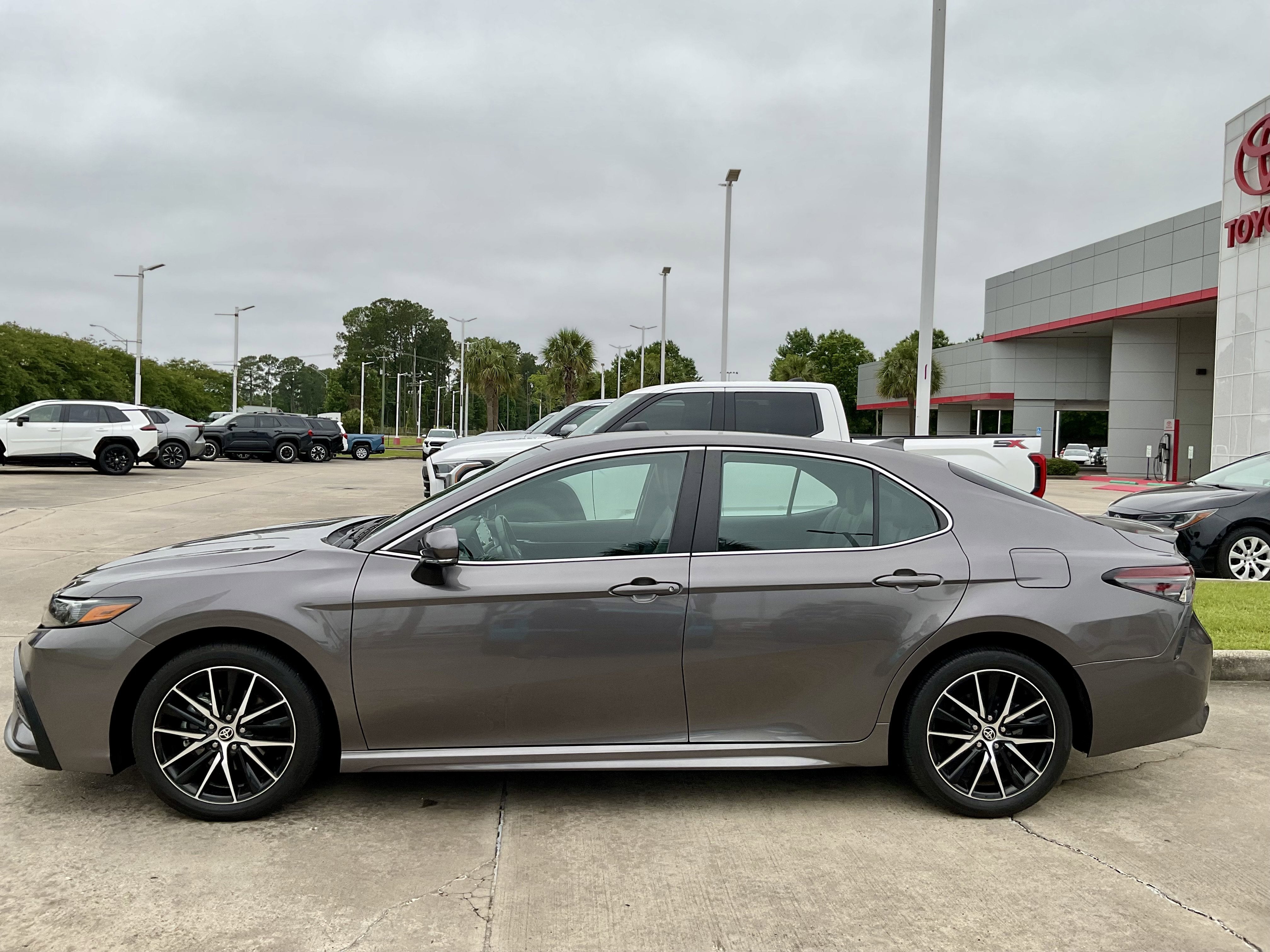 2024 Toyota CAMRY SE