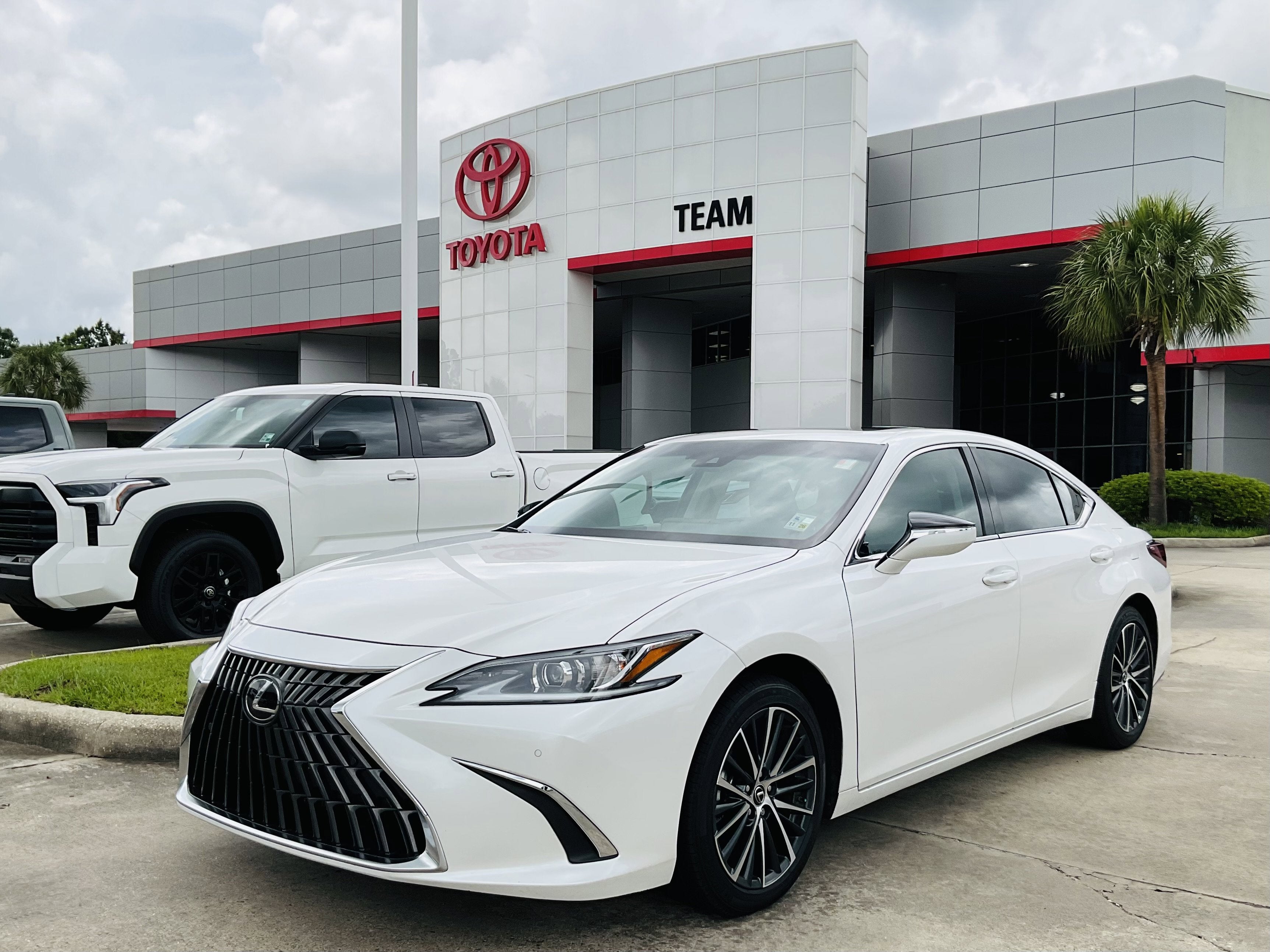 2025 Lexus ES 350 350's photo