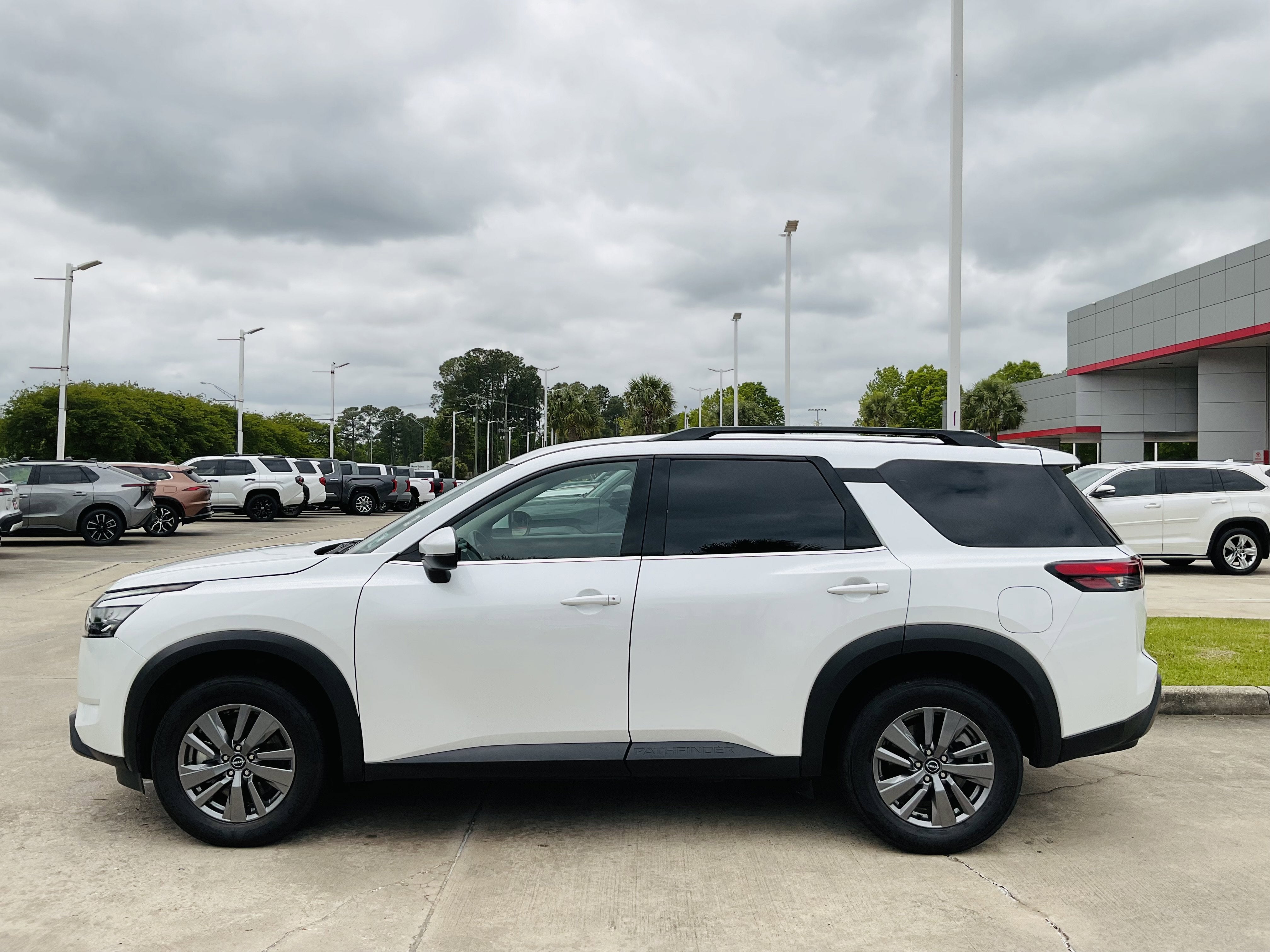 2025 Nissan Pathfinder SV