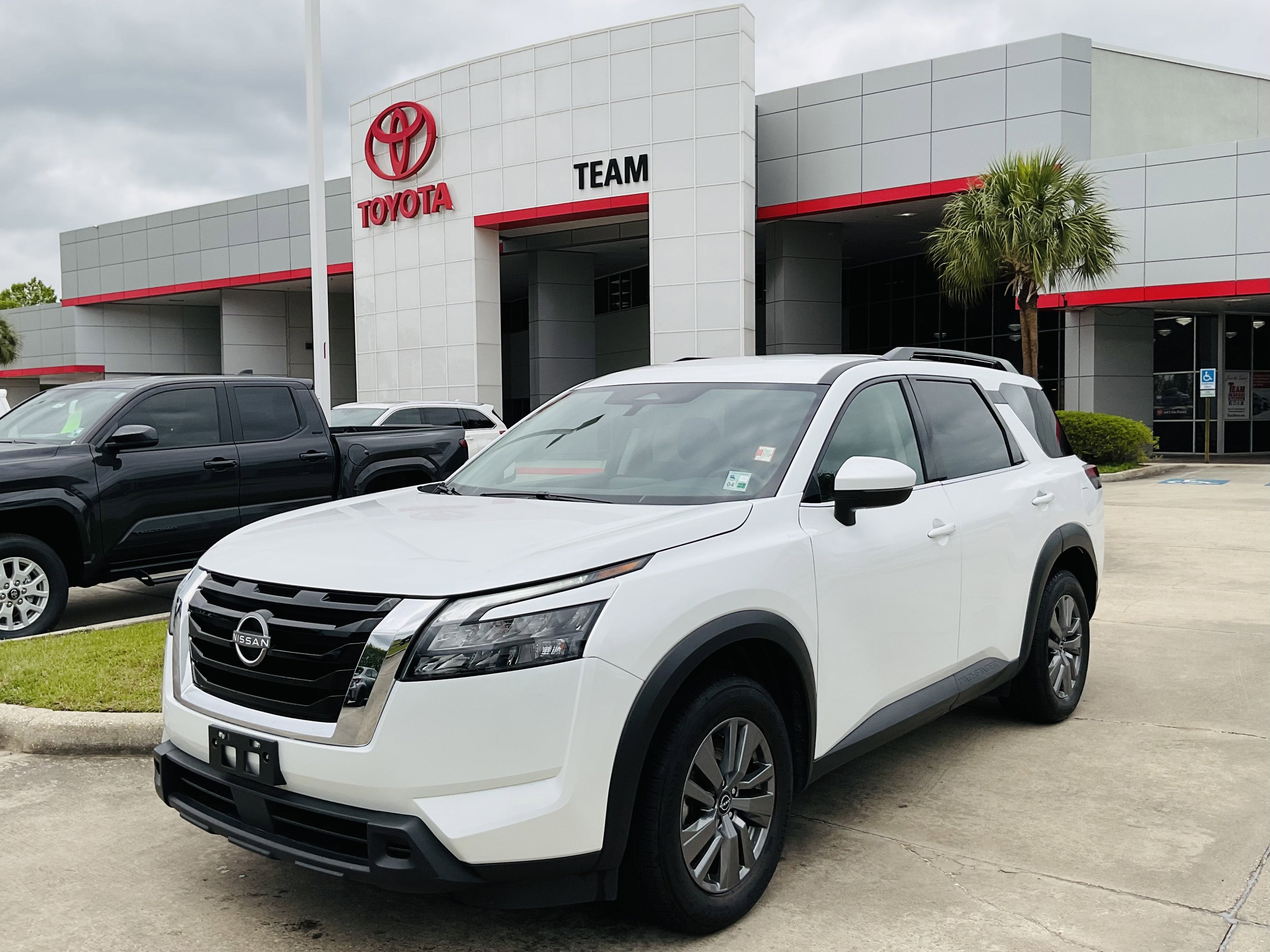 2025 Nissan Pathfinder SV