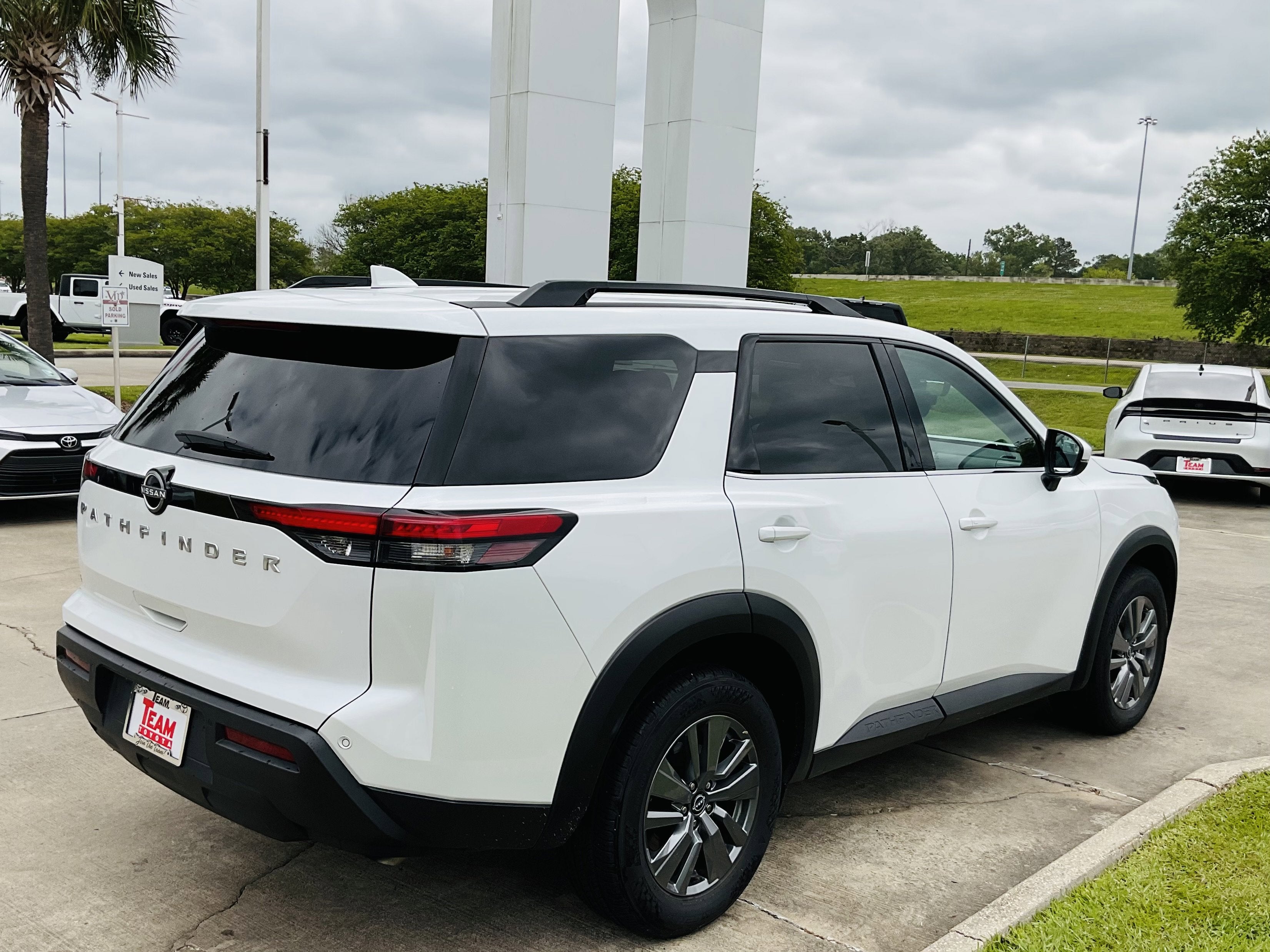 2025 Nissan Pathfinder SV