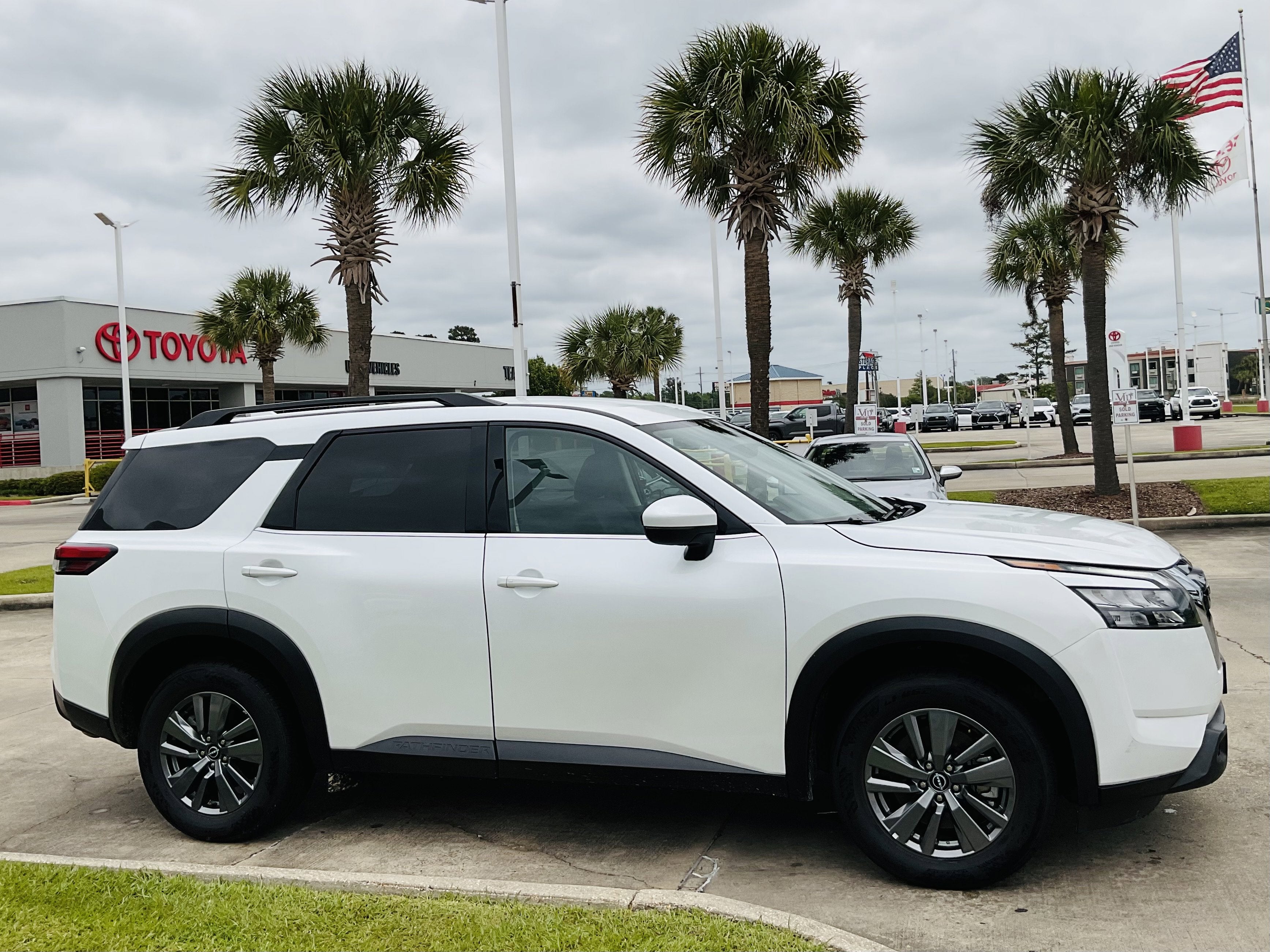 2025 Nissan Pathfinder SV