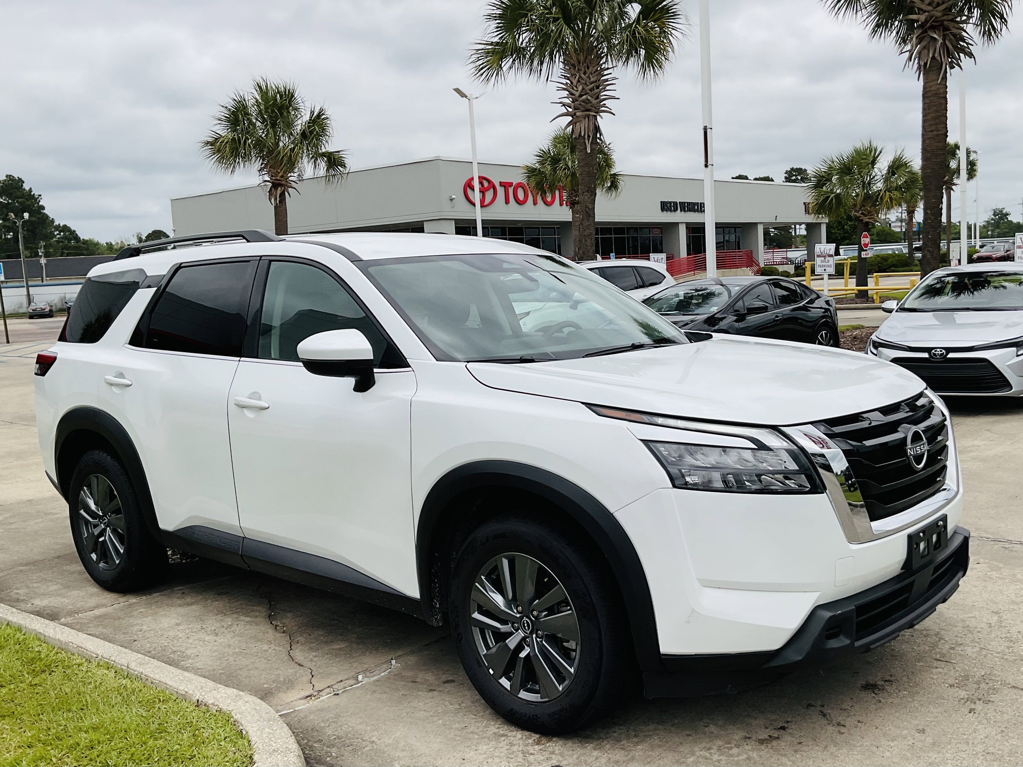 2025 Nissan Pathfinder SV
