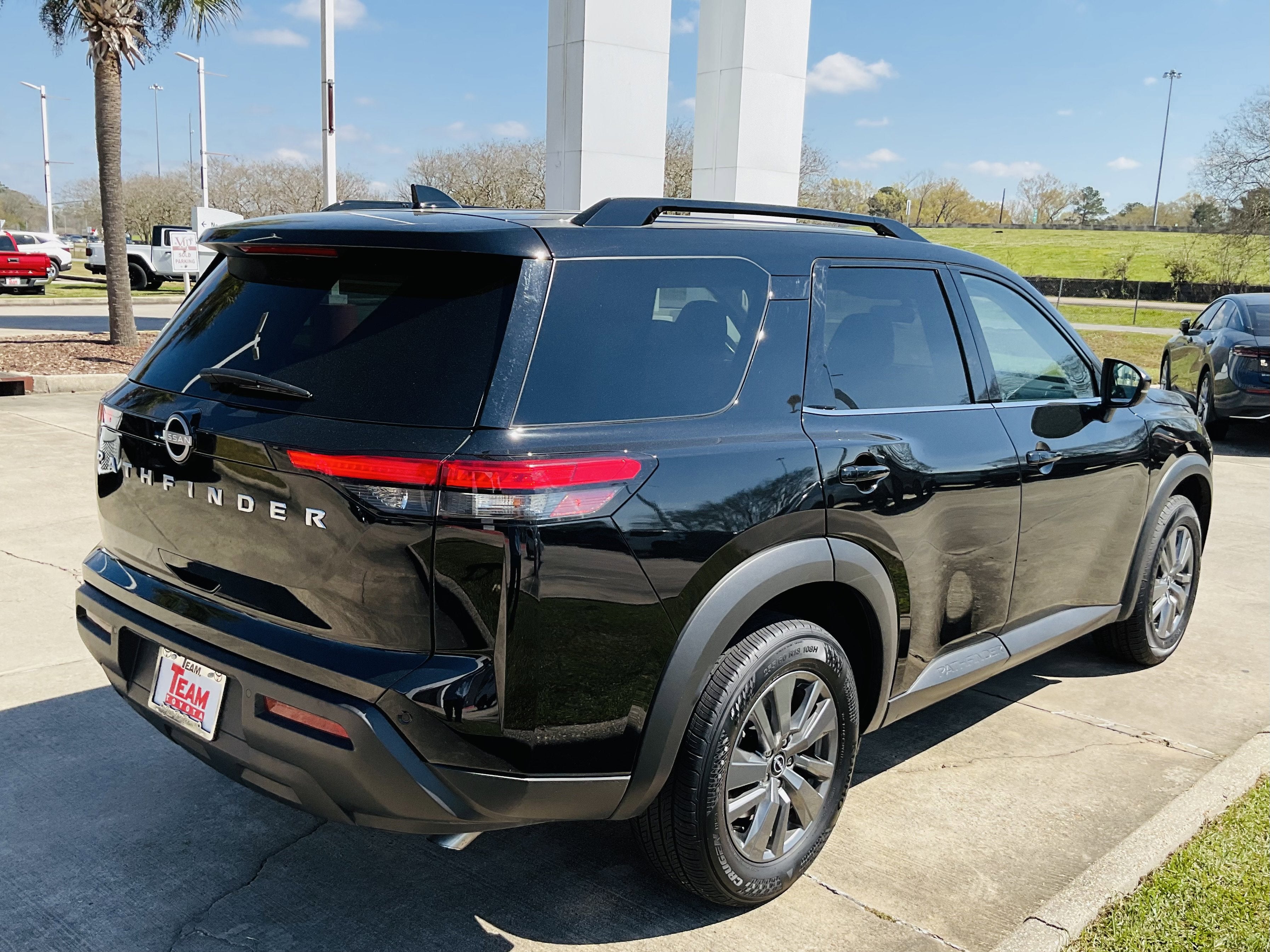 2025 Nissan Pathfinder SV