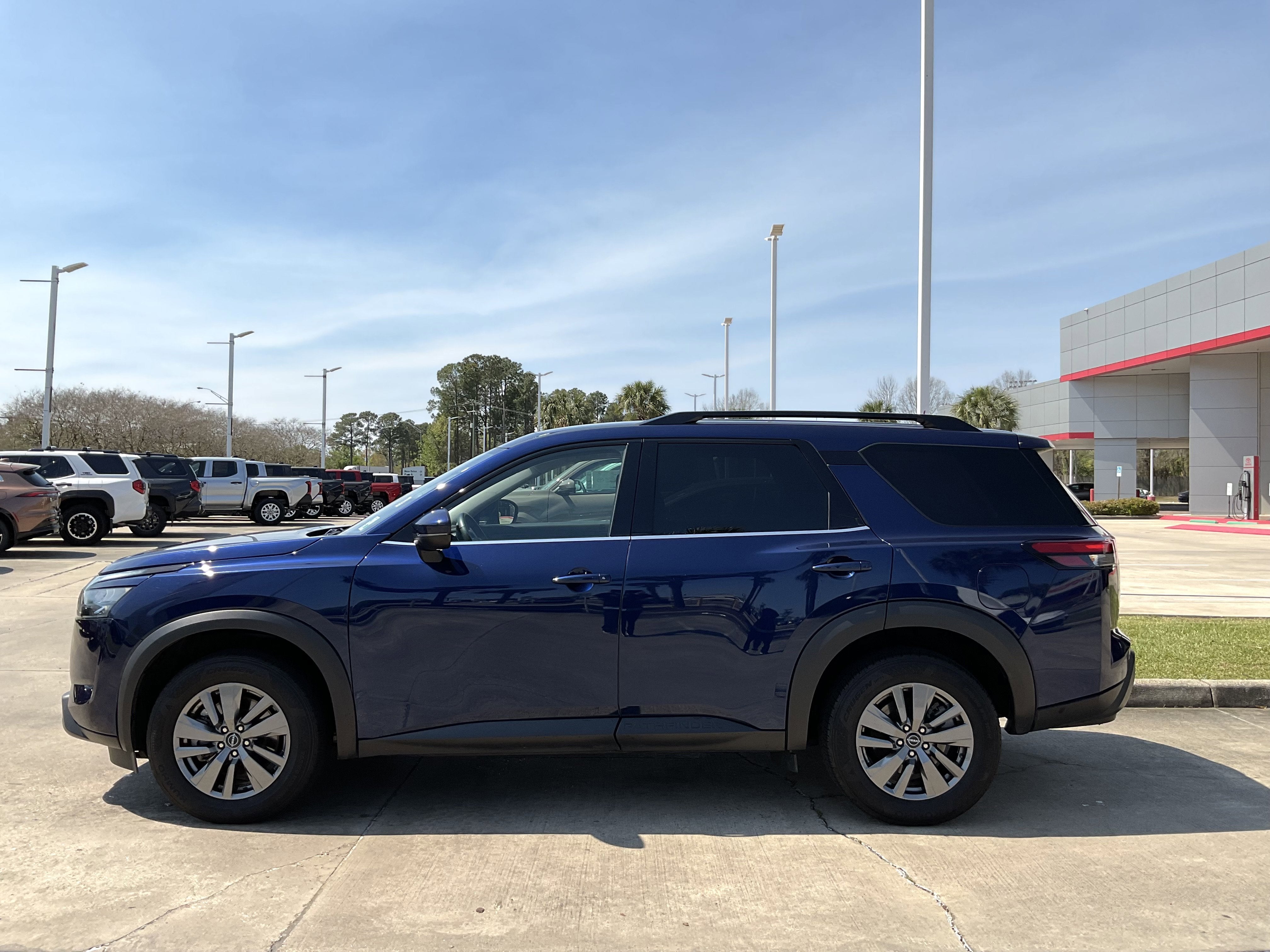 2025 Nissan Pathfinder SV