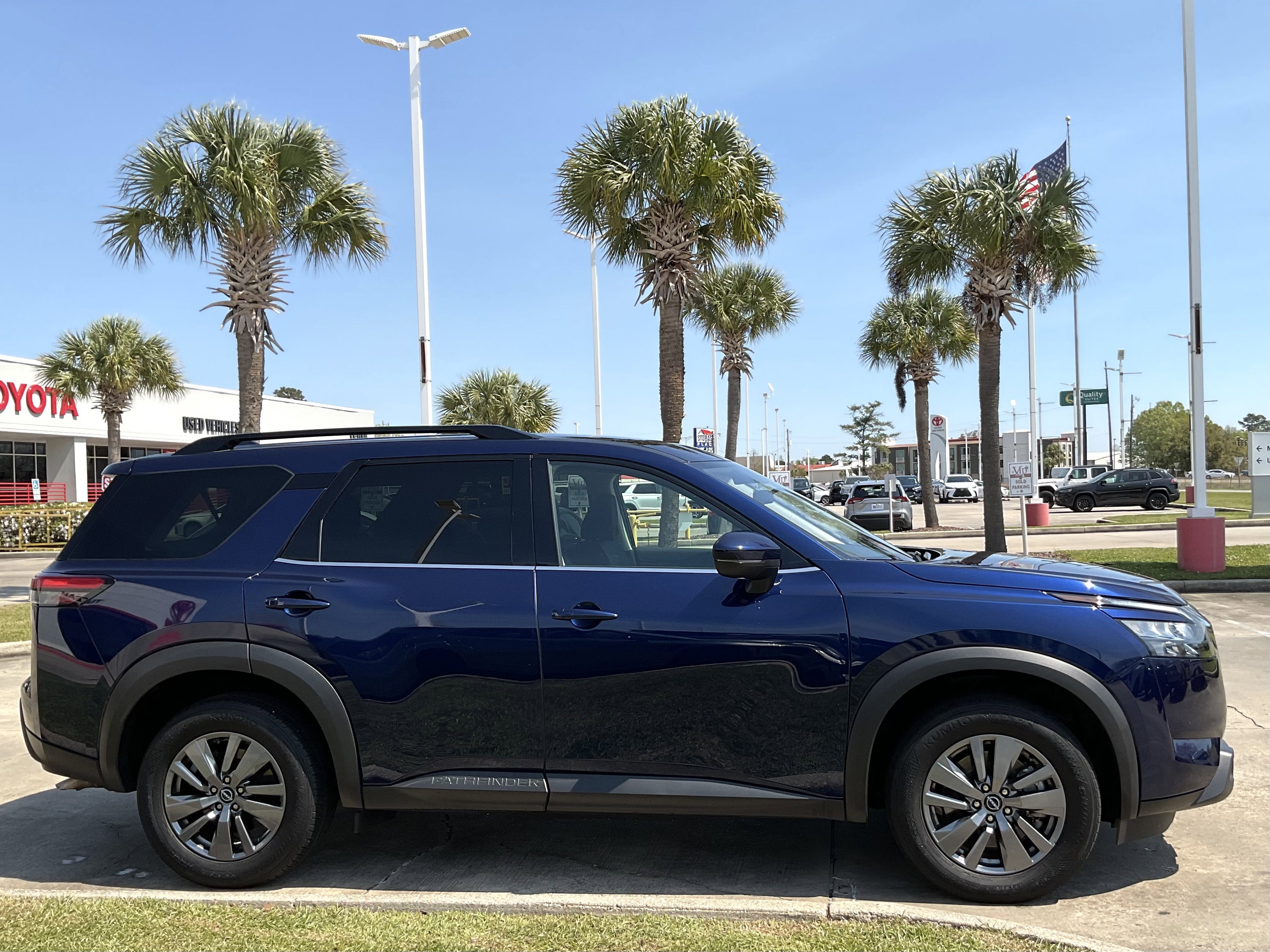 2025 Nissan Pathfinder SV