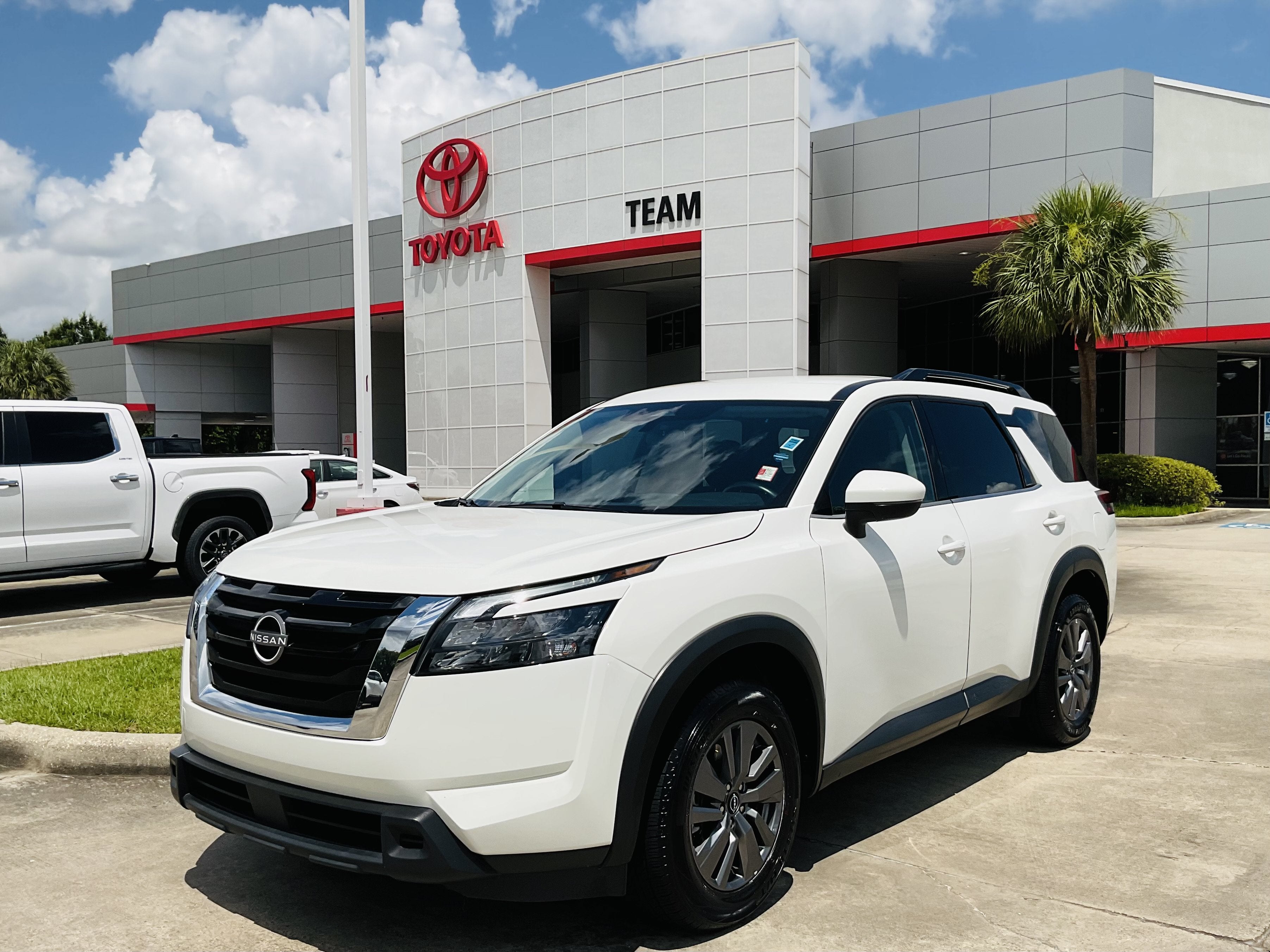 2025 Nissan Pathfinder SV