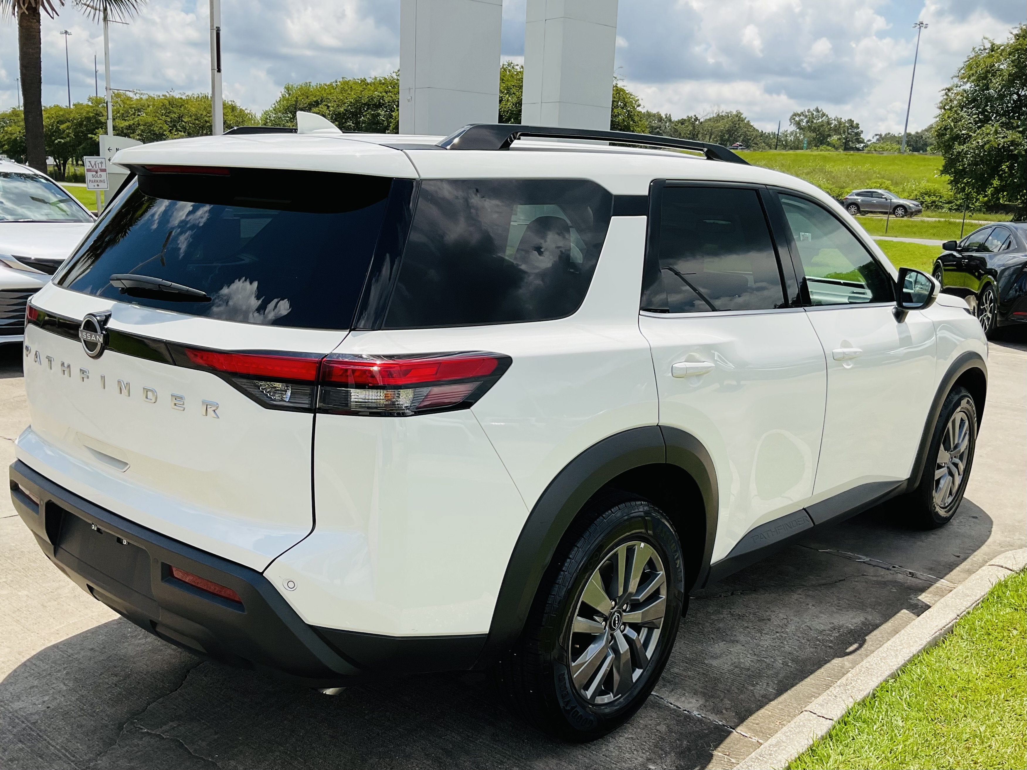 2025 Nissan Pathfinder SV