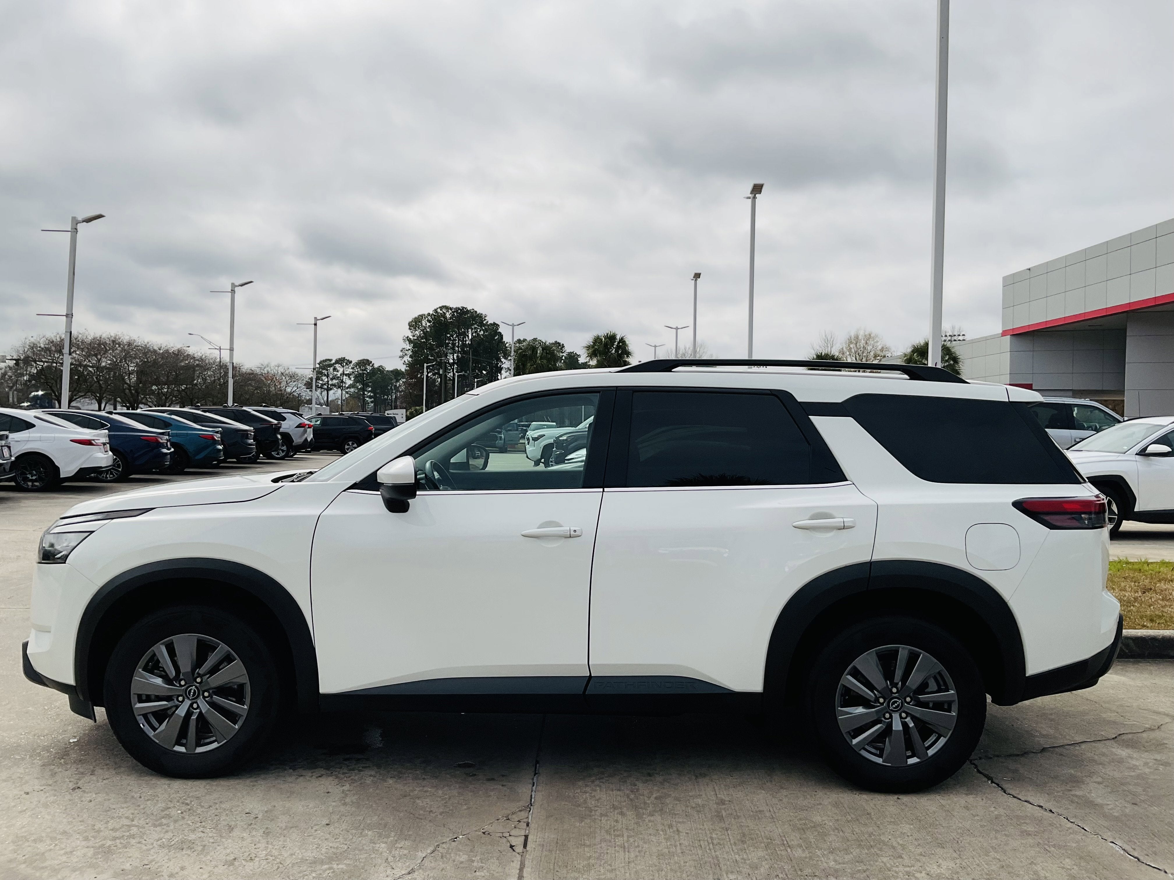 2025 Nissan Pathfinder SV