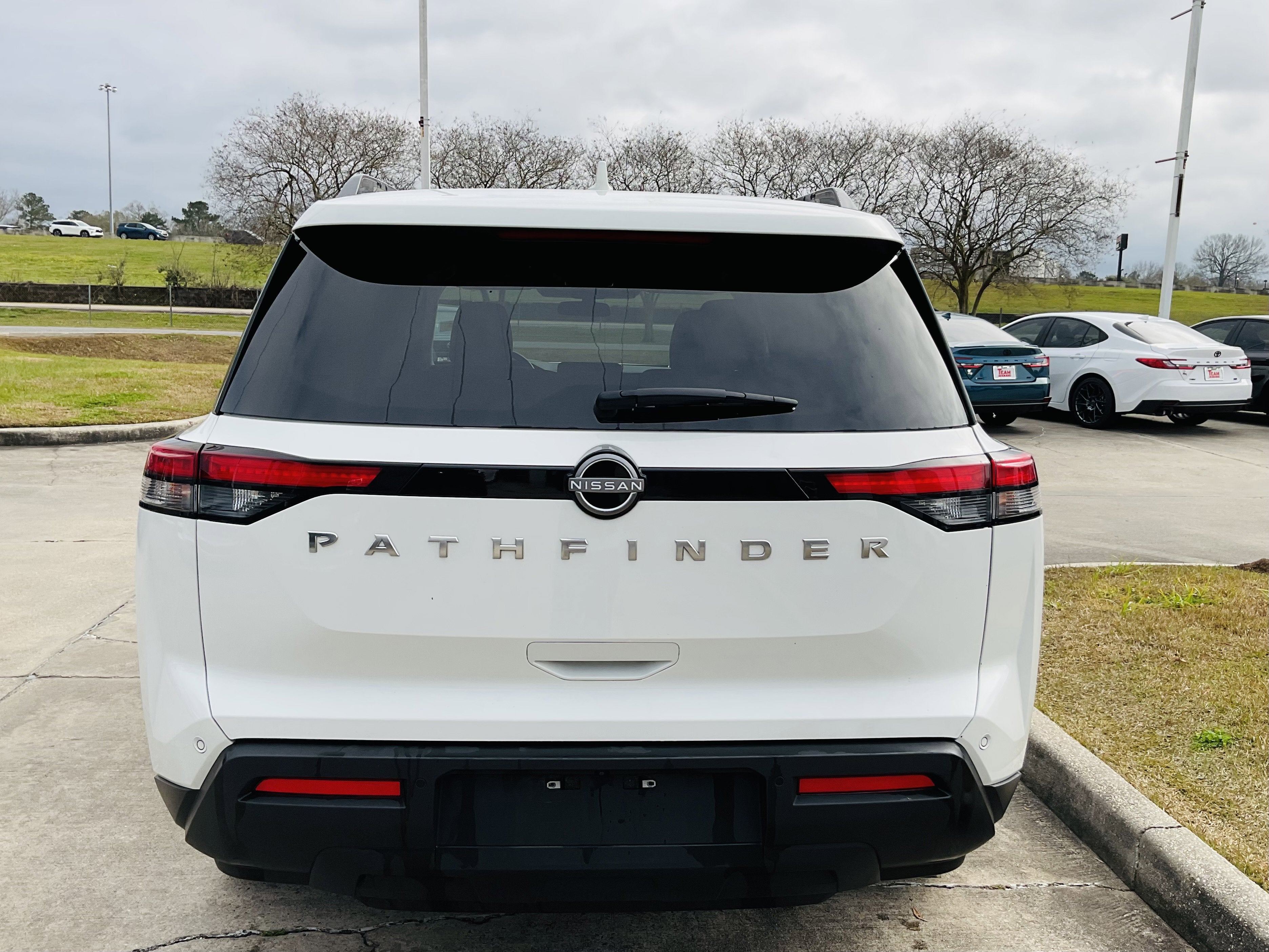 2025 Nissan Pathfinder SV