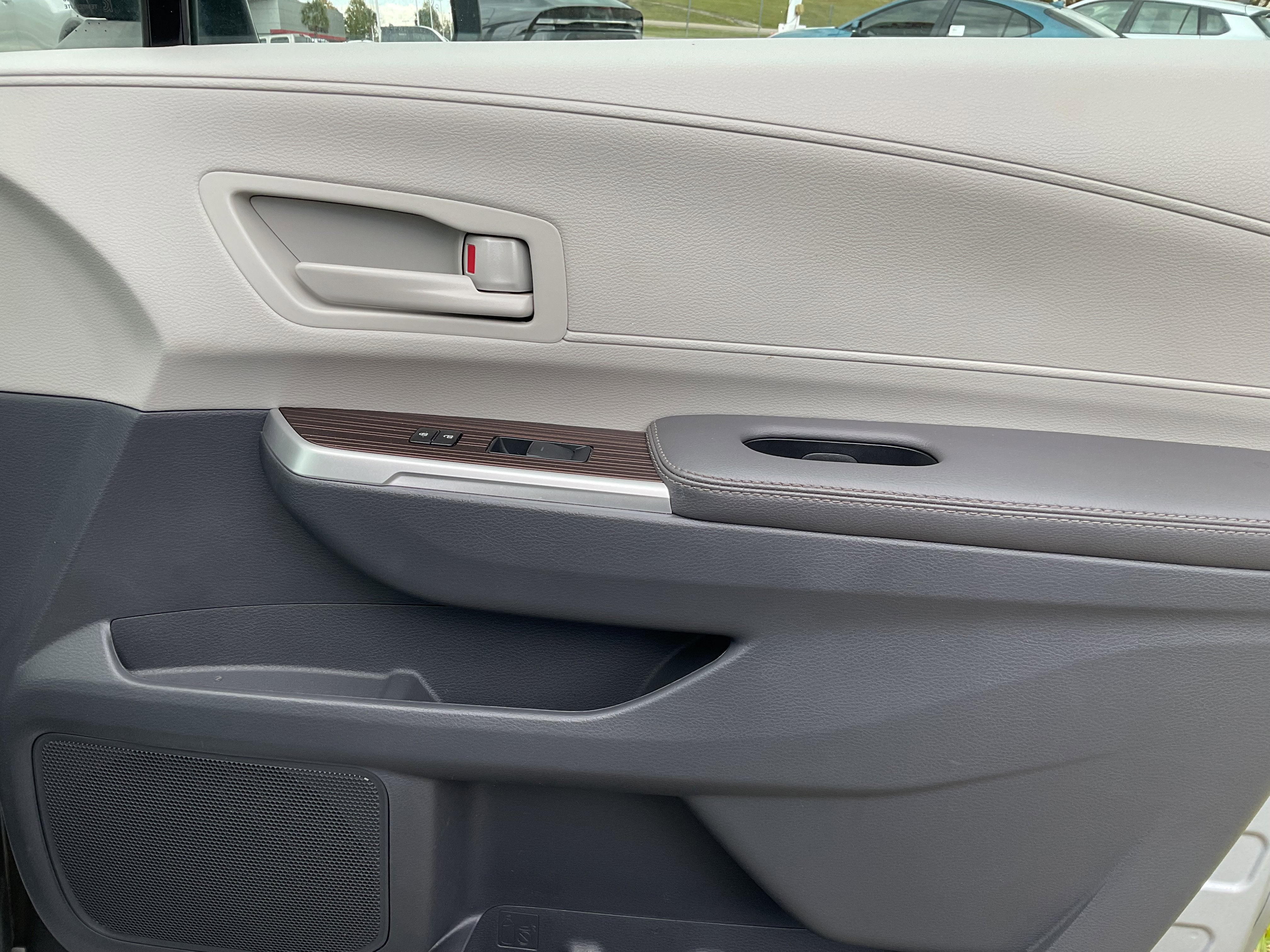 2024 Toyota SIENNA LE LE