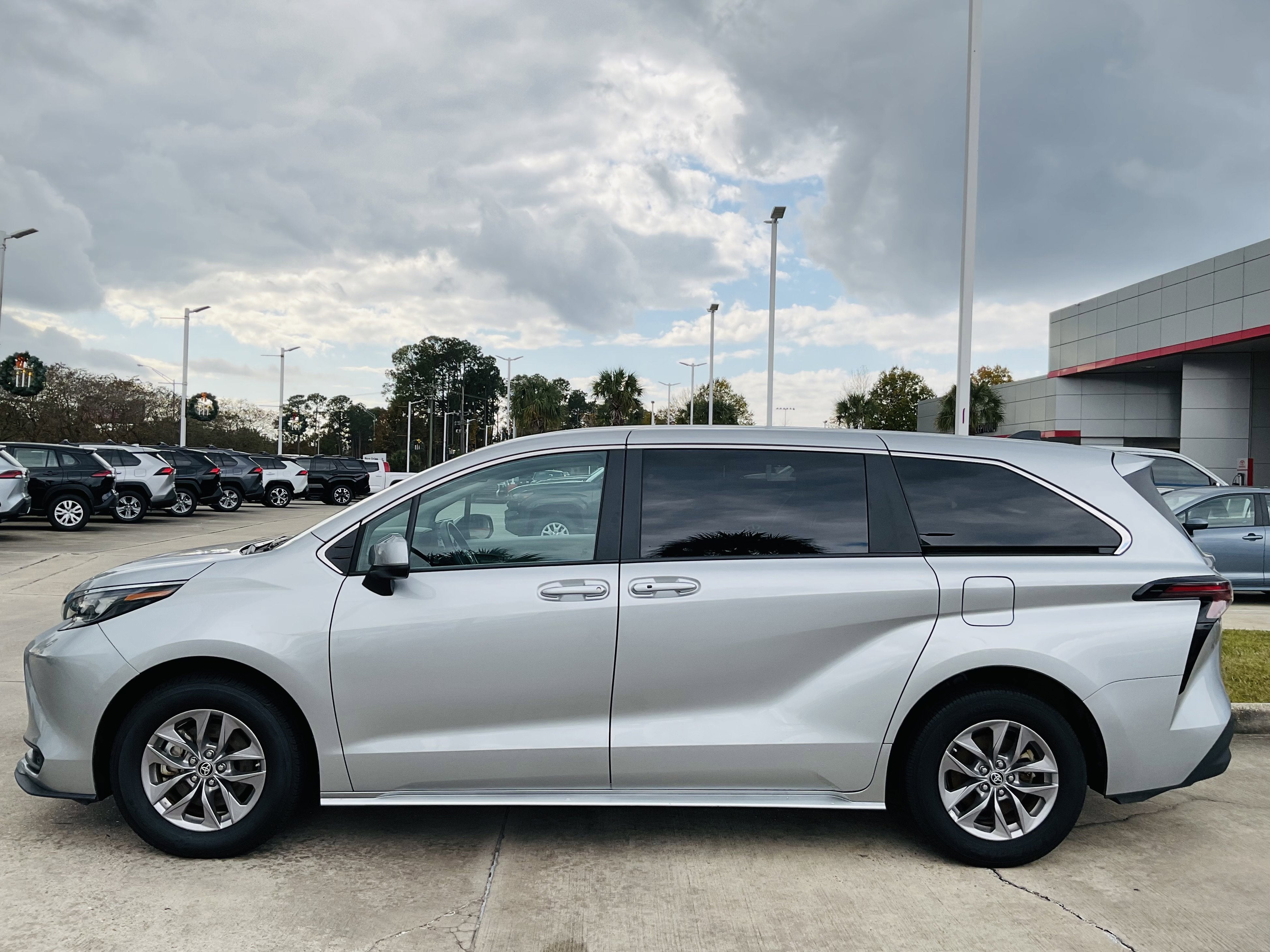 2024 Toyota SIENNA LE LE