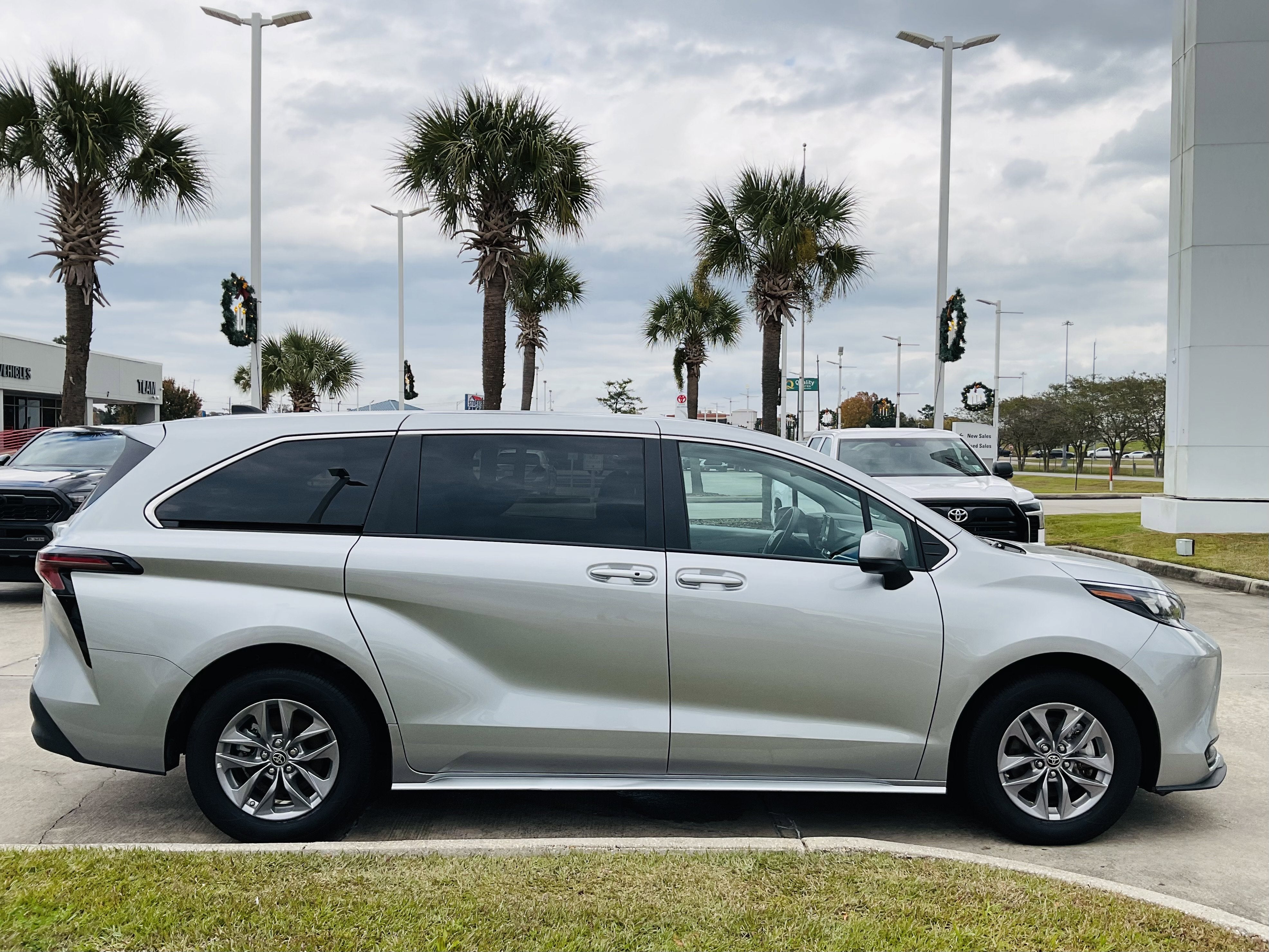 2024 Toyota SIENNA LE LE