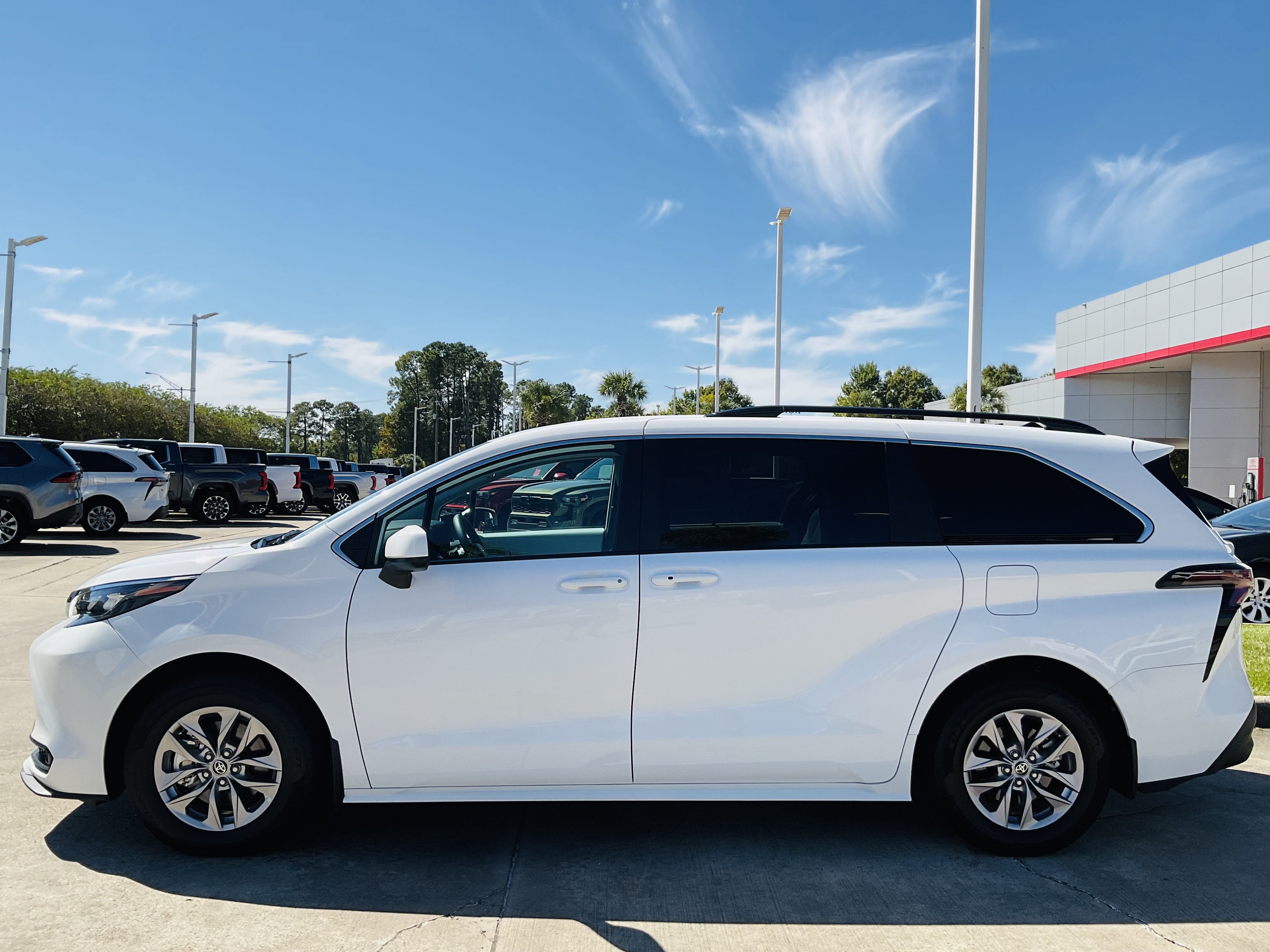 2025 Toyota Sienna LE