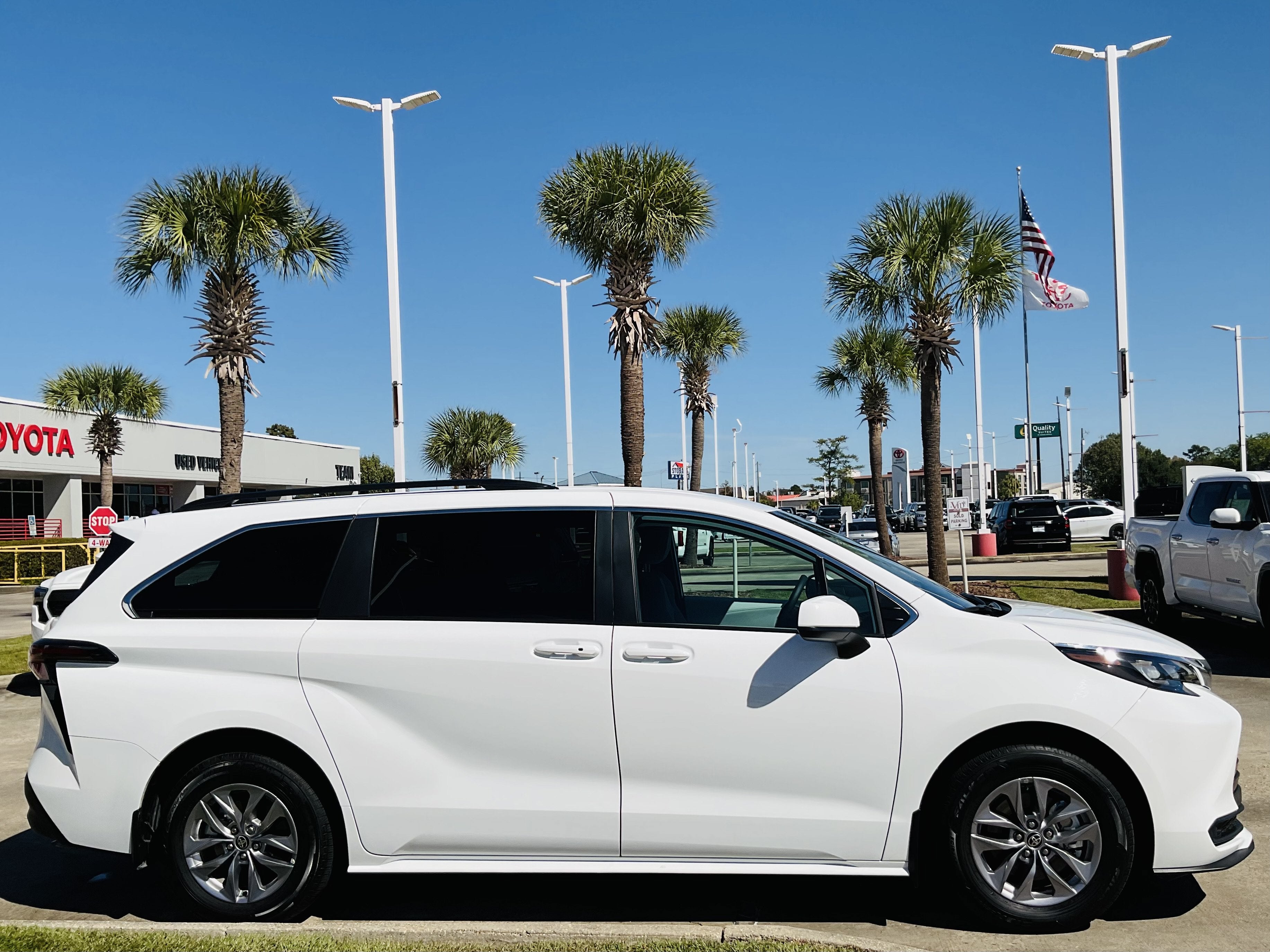 2025 Toyota Sienna LE