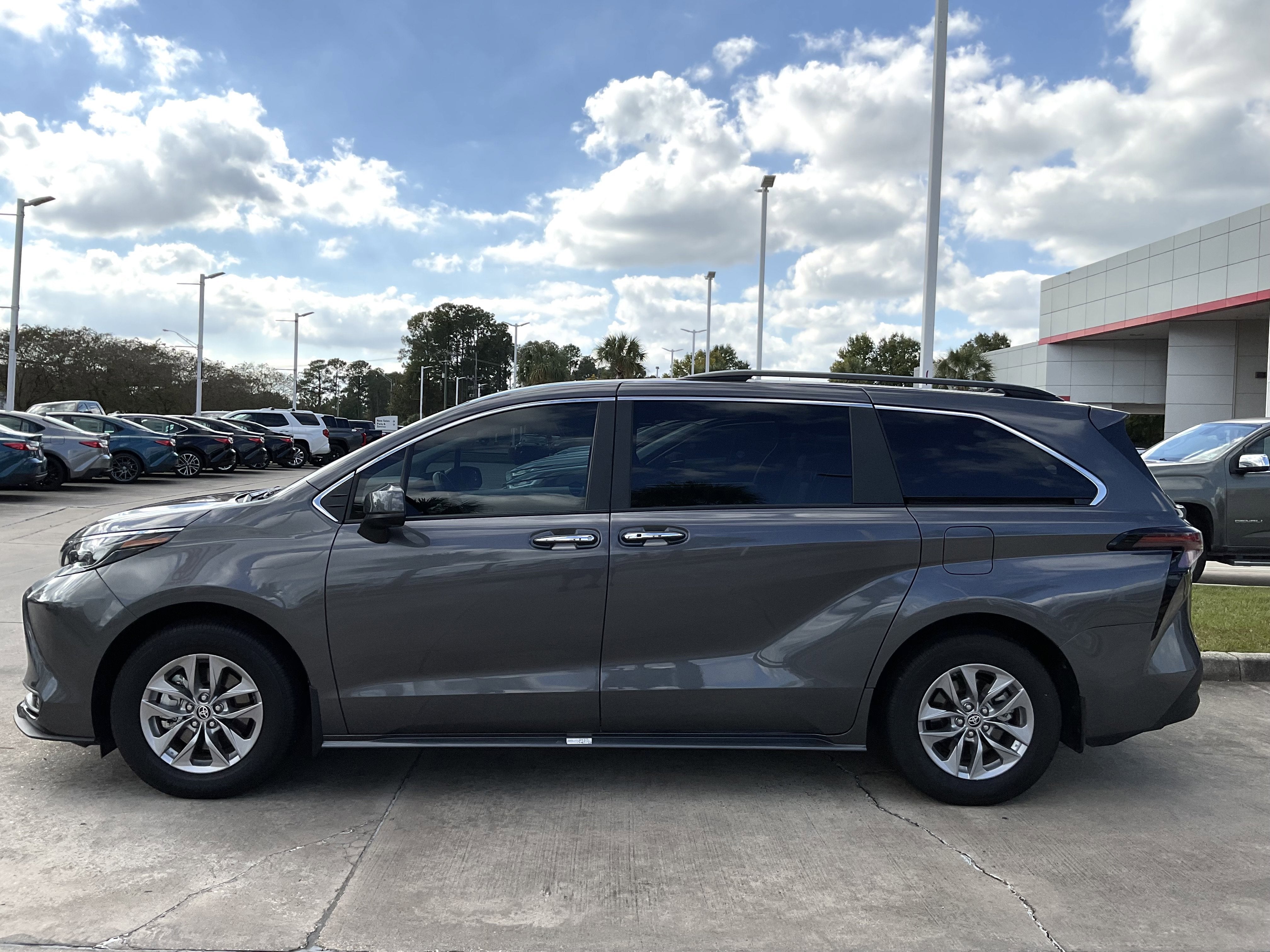 2025 Toyota SIENNA XLE XLE