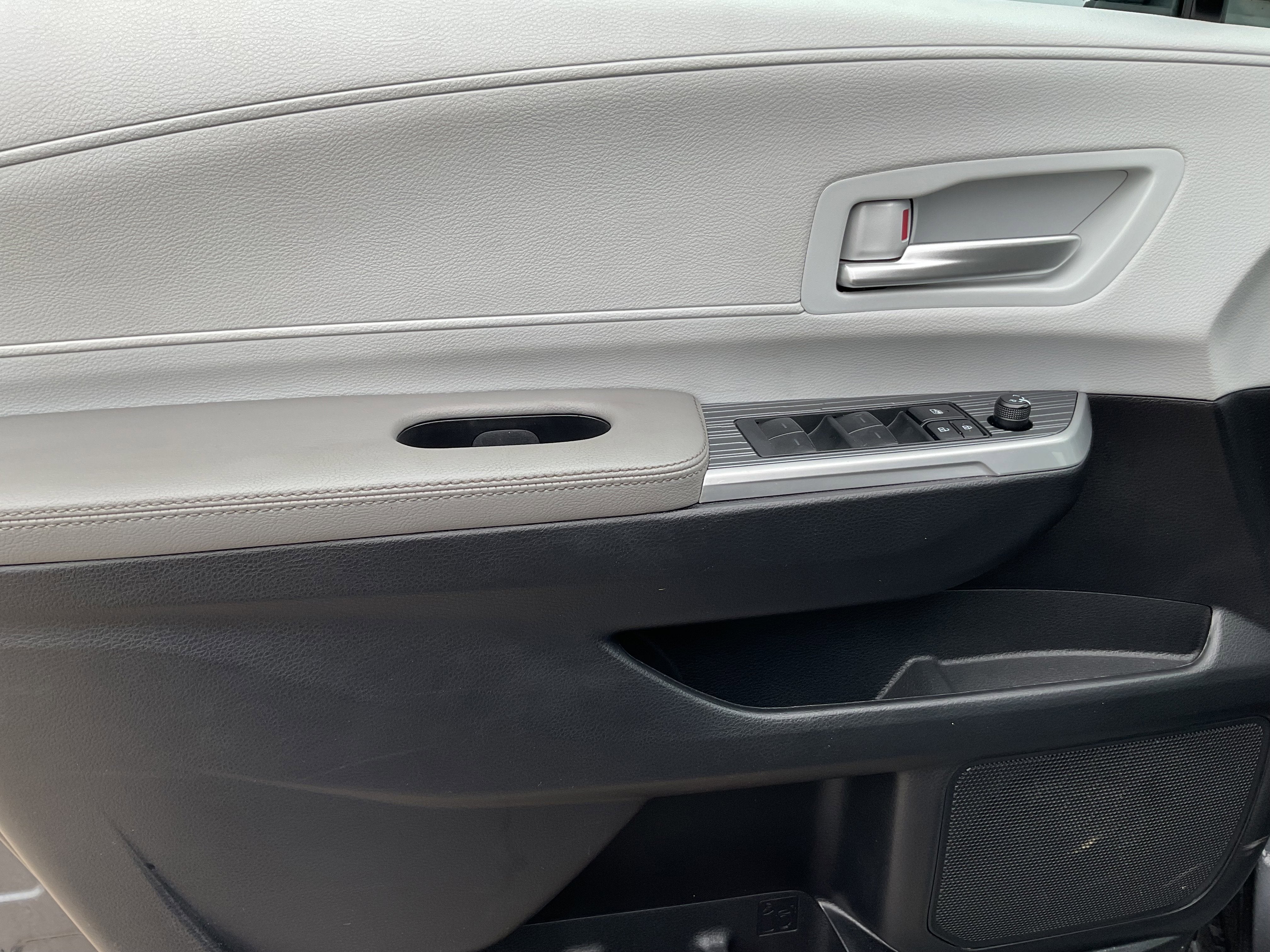 2025 Toyota SIENNA XLE XLE