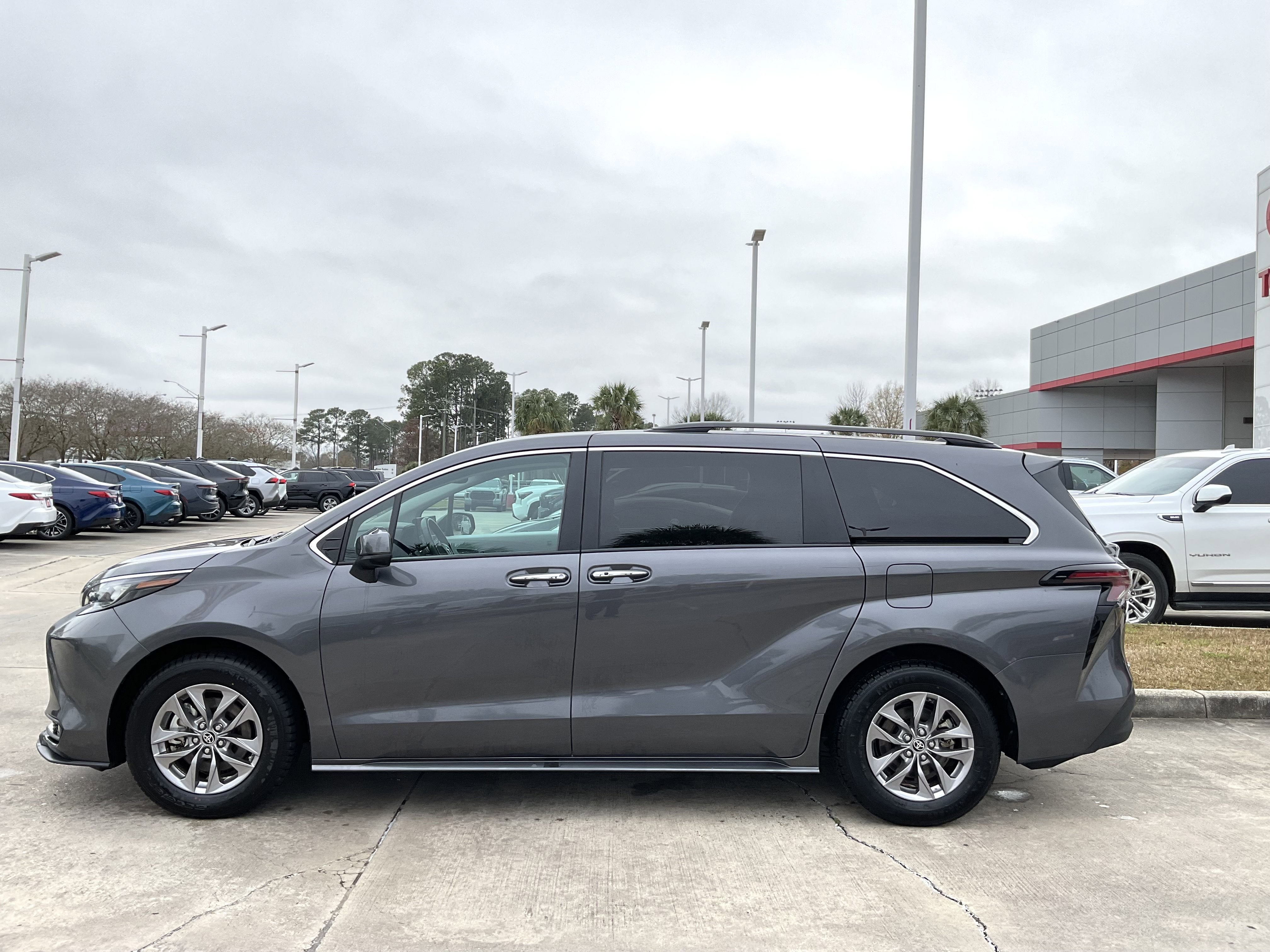 2025 Toyota SIENNA XLE XLE