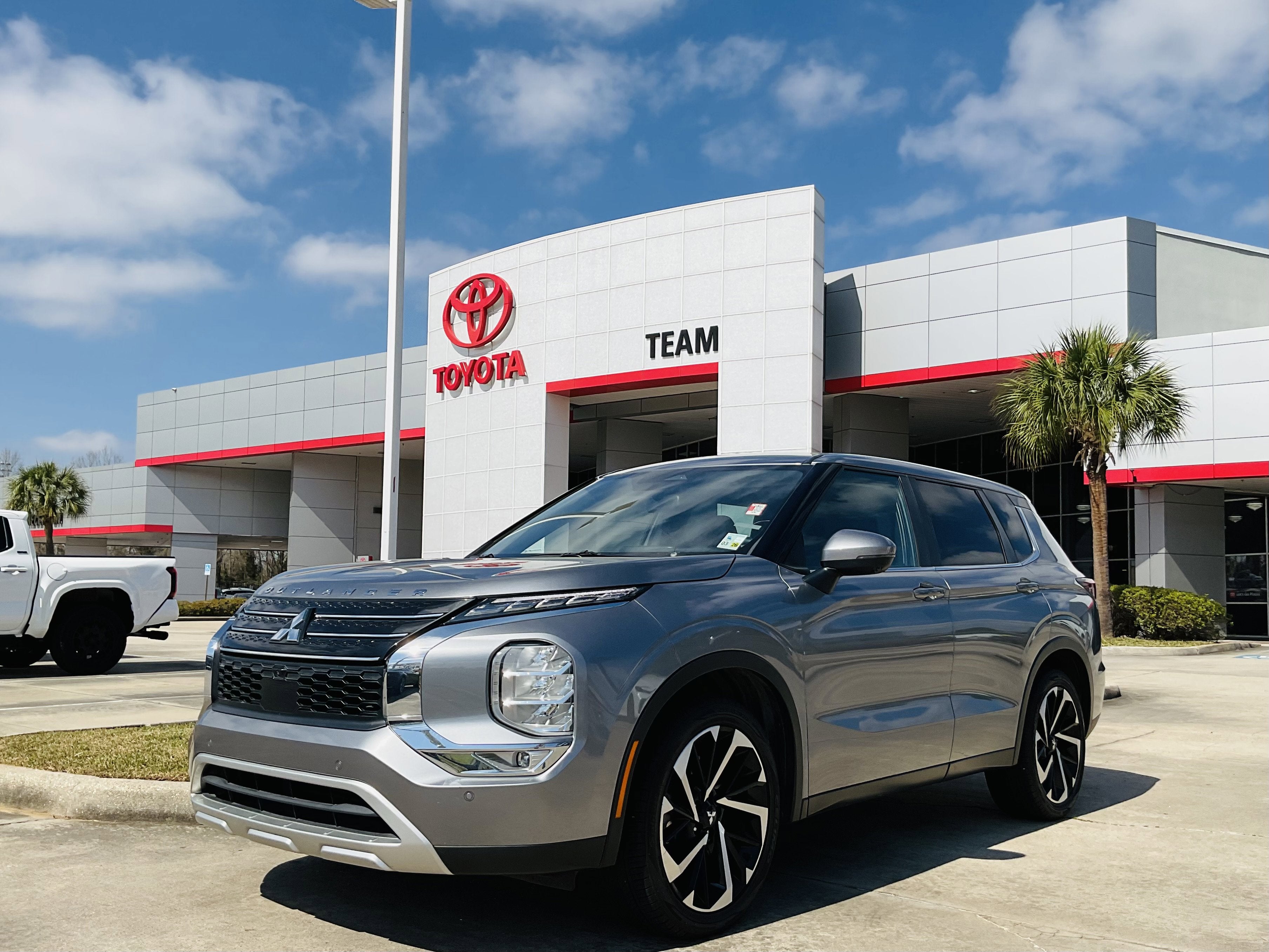 2023 Mitsubishi Outlander SE