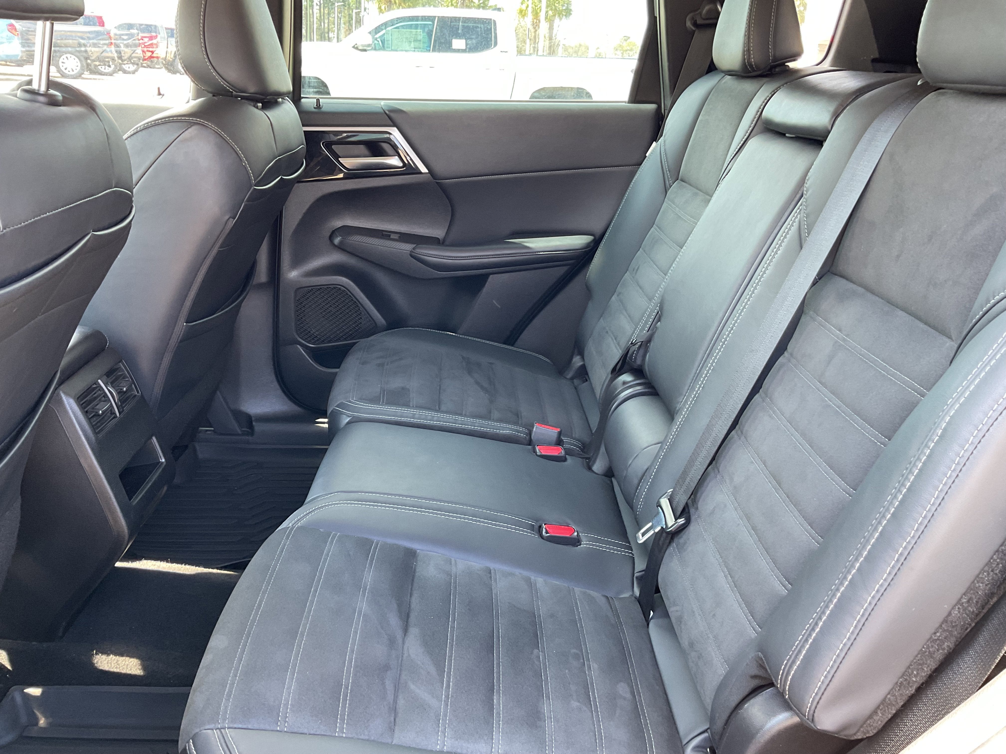 2023 Mitsubishi Outlander SE