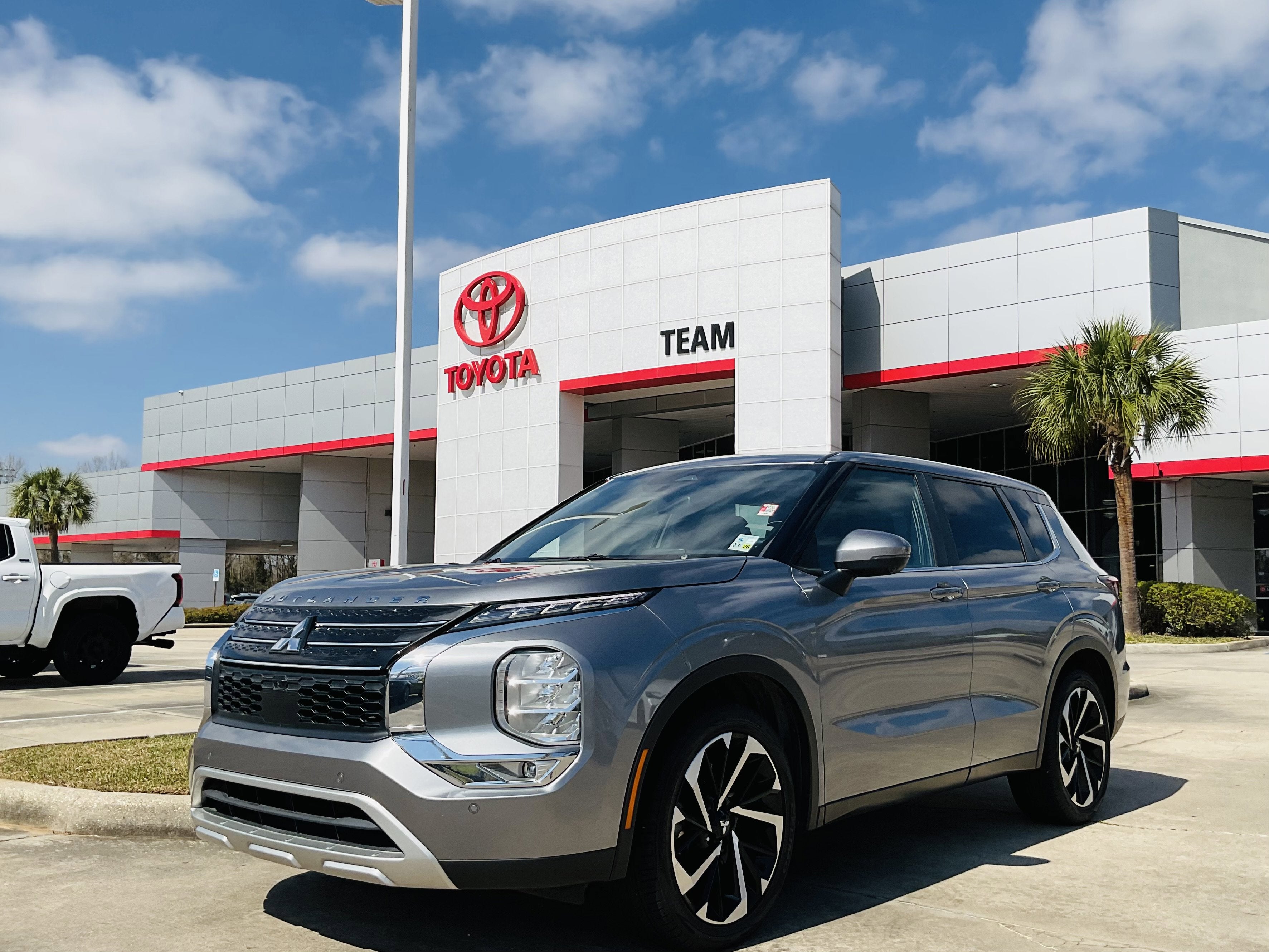 2023 Mitsubishi Outlander SE