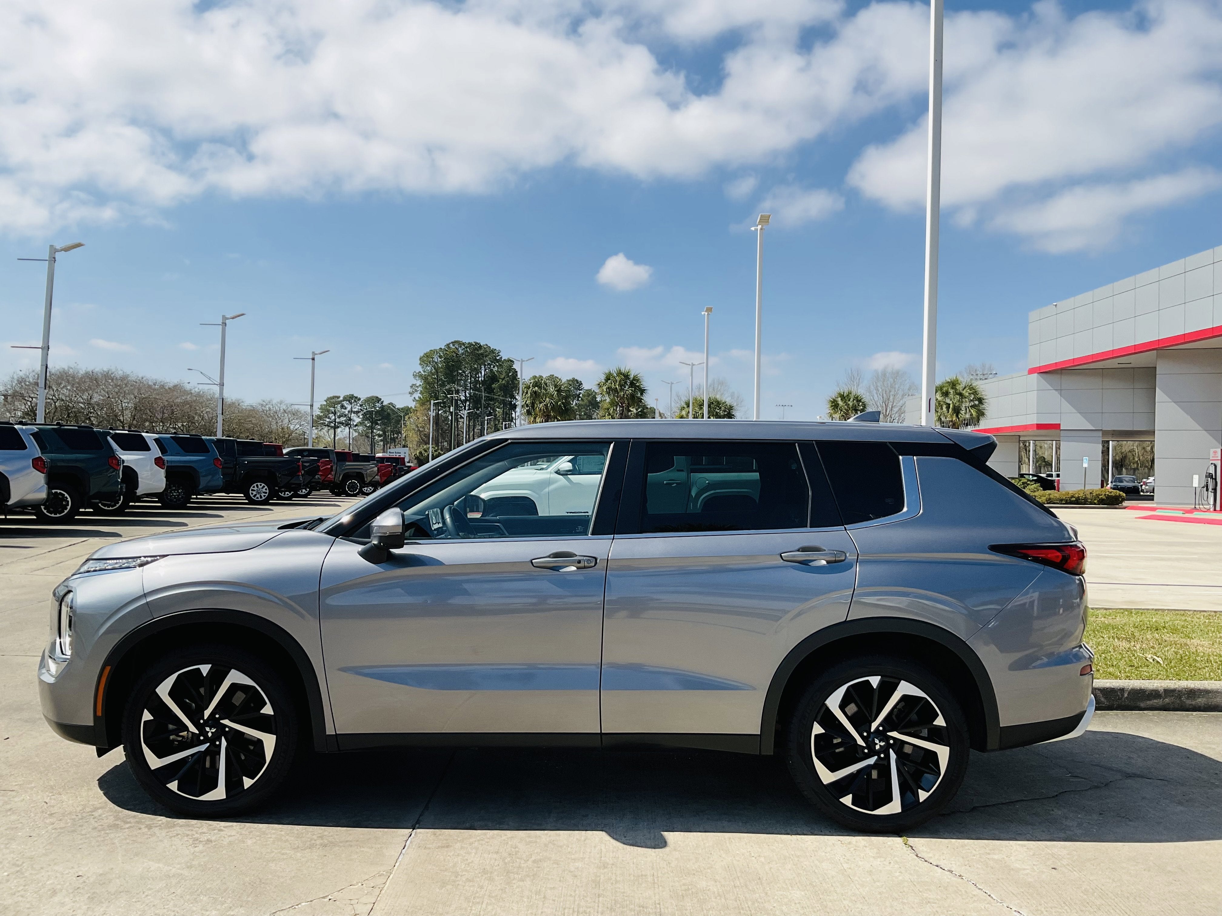 2023 Mitsubishi Outlander SE