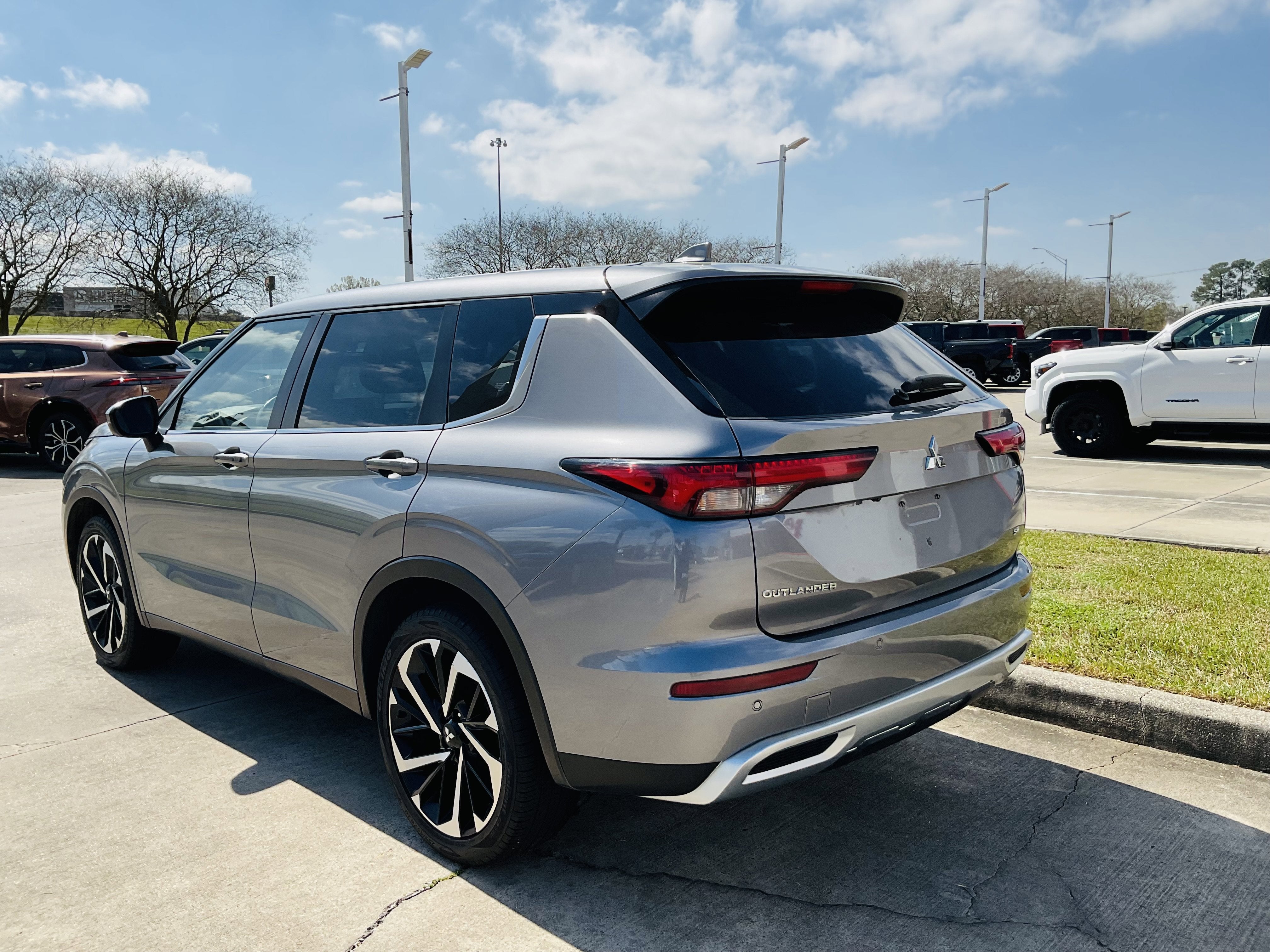 2023 Mitsubishi Outlander SE