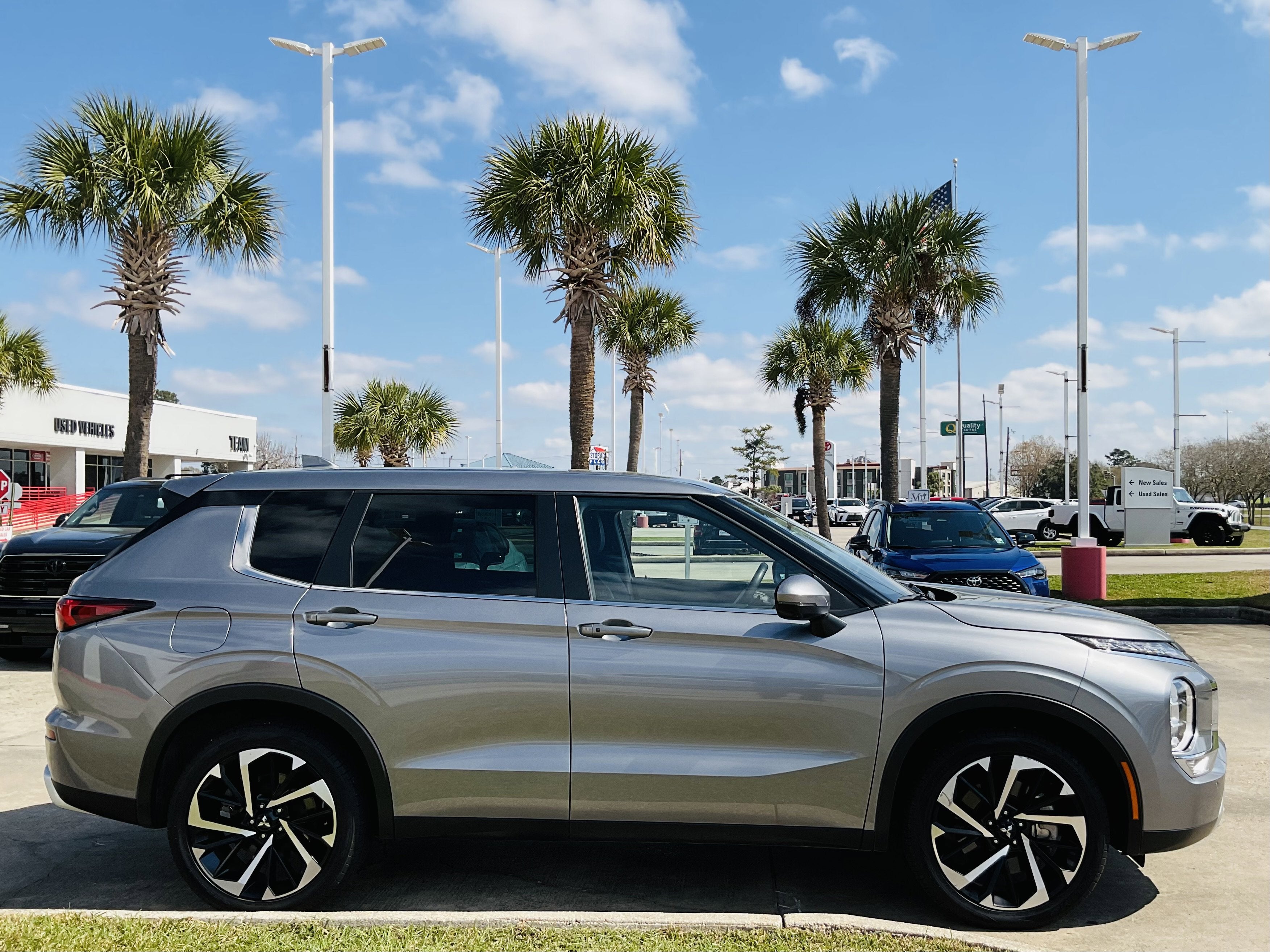 2023 Mitsubishi Outlander SE