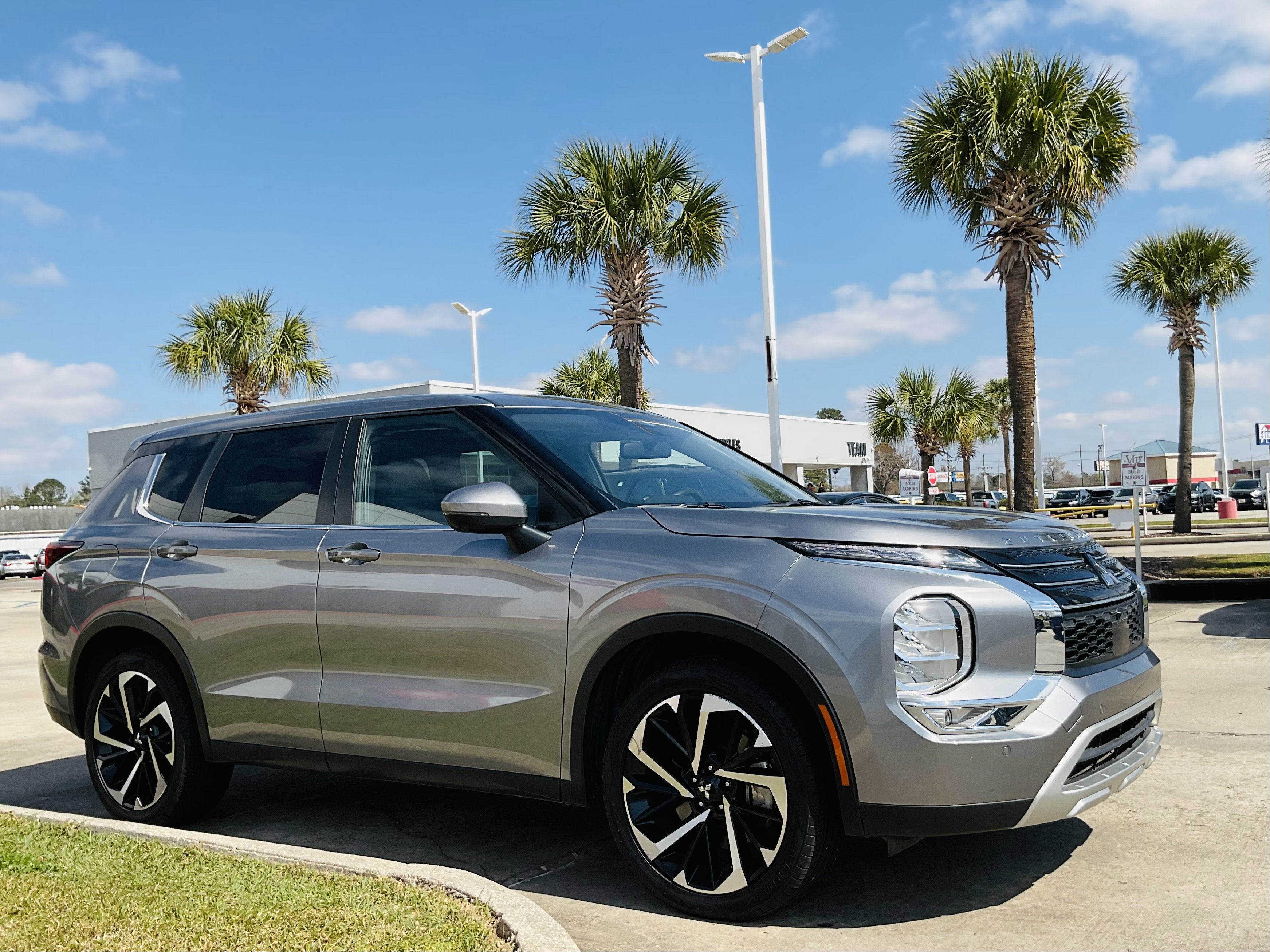 2023 Mitsubishi Outlander SE