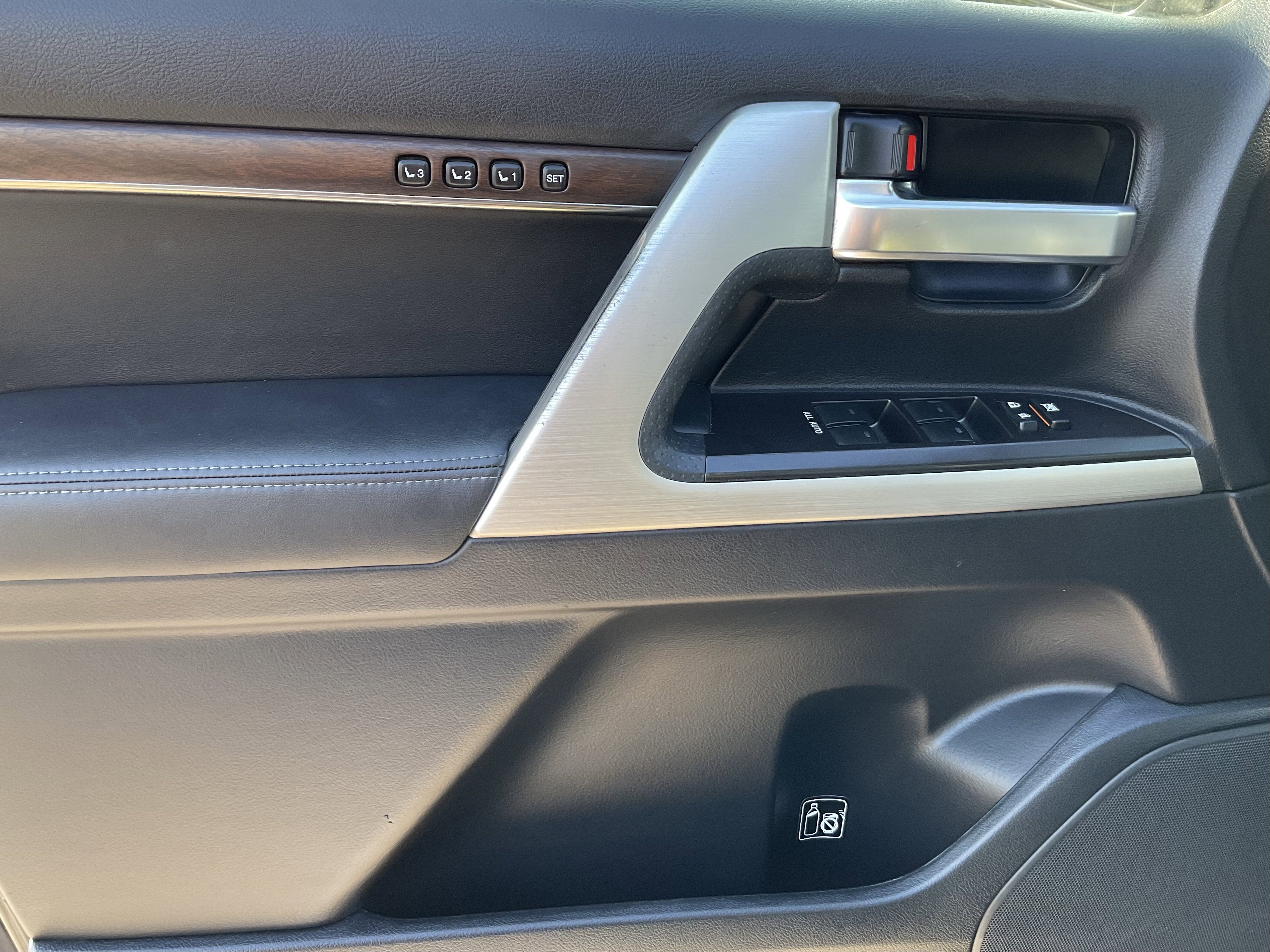 2016 Toyota LAND CRUISER 4dr 4WD (Natl)